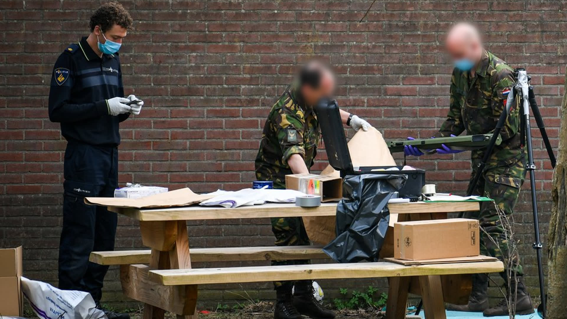 Politie vindt wapenarsenaal met bazooka's in schuur Alphen aan den Rijn