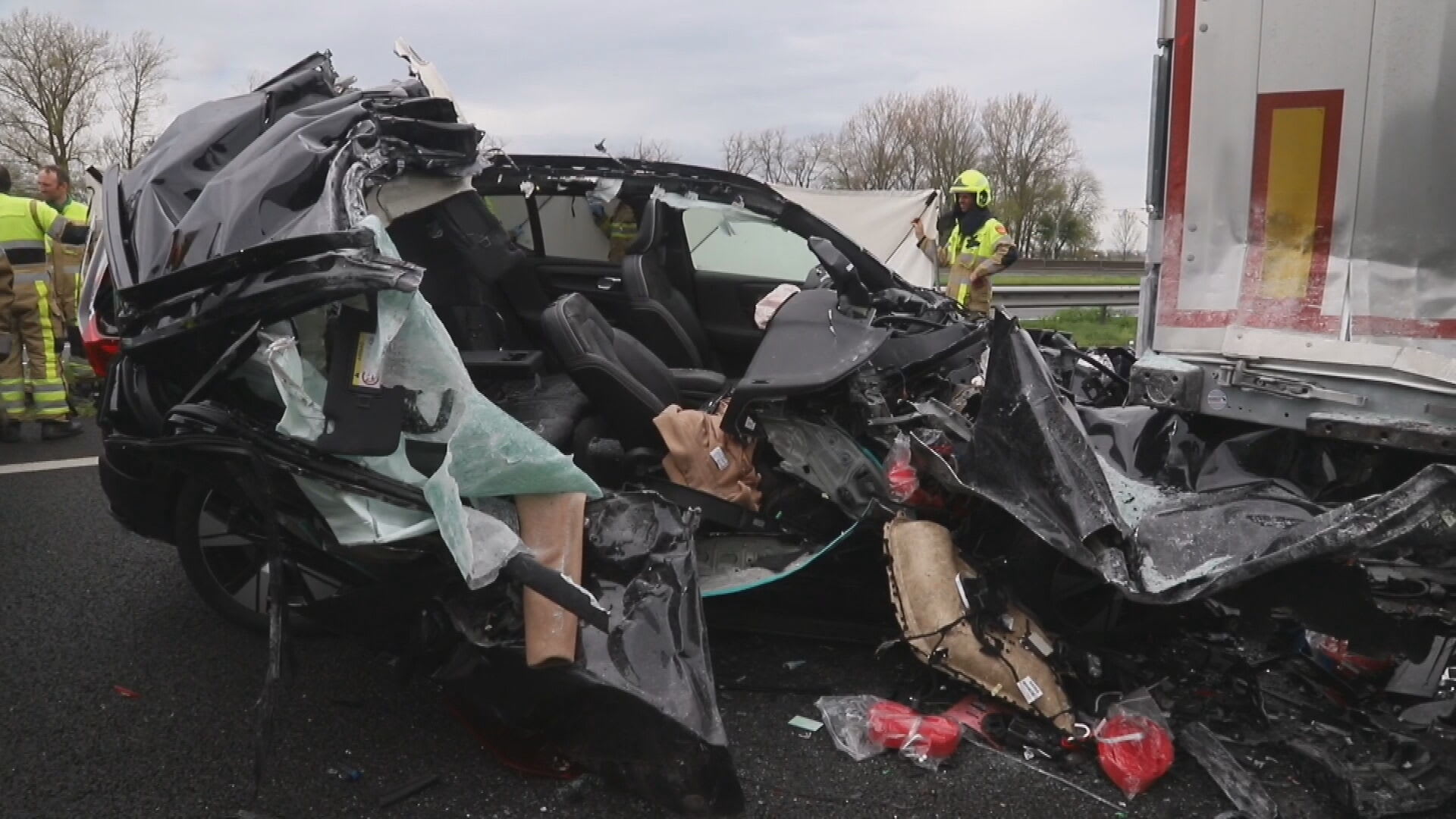 Dode door ongeval op A15, snelweg richting Nijmegen dicht