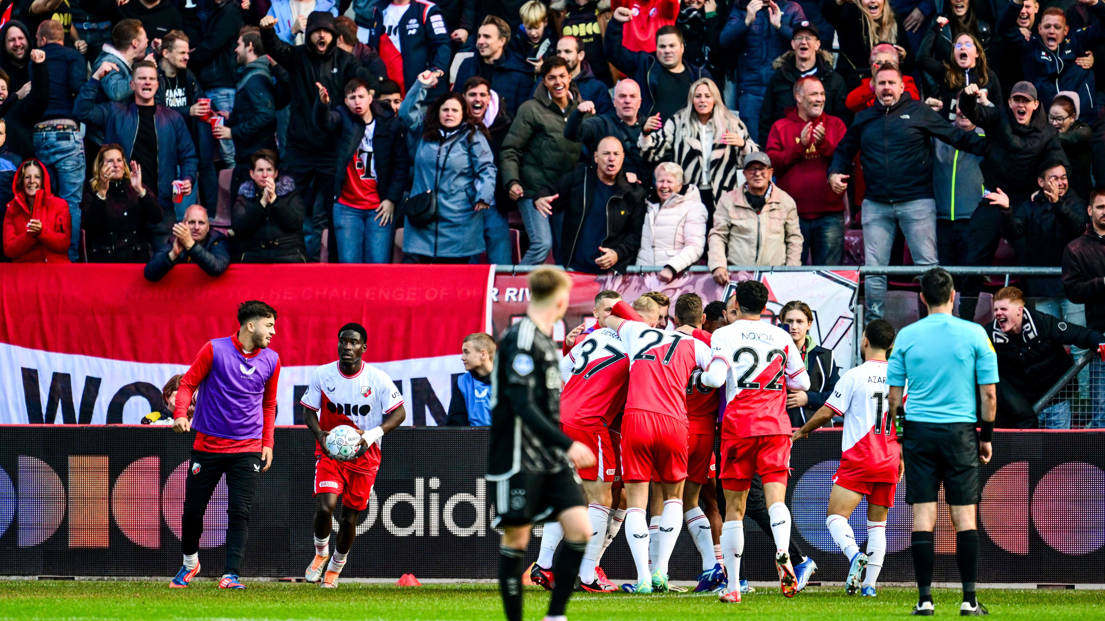 FC Utrecht wint sensationele 'degradatiekraker' tegen Ajax