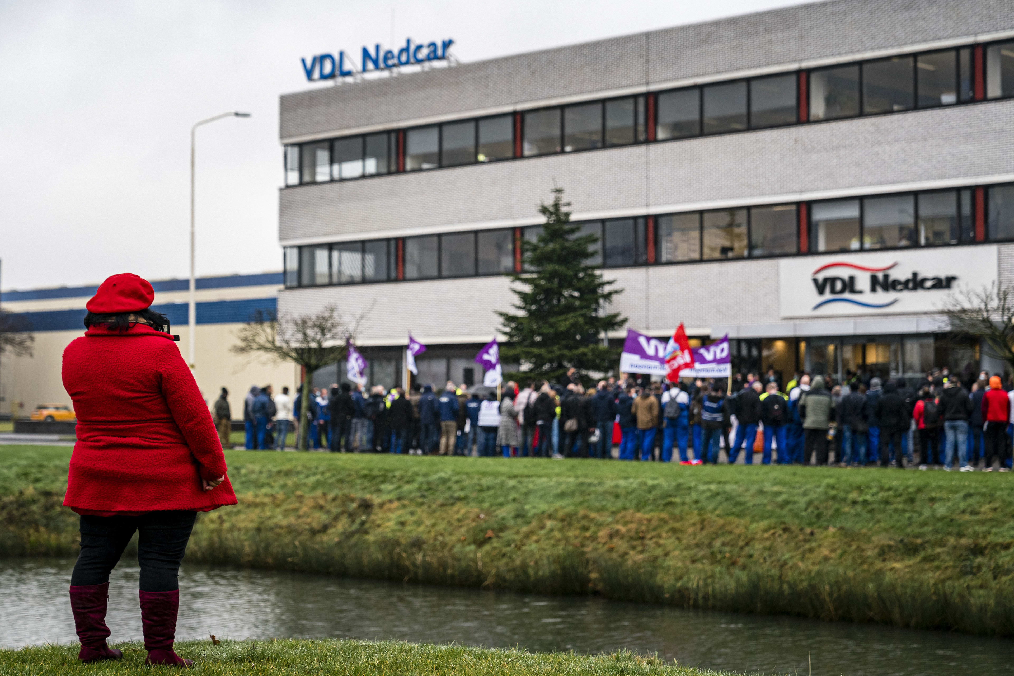 Bijltjesdag voor bijna 2000 medewerkers van VDL Nedcar in Born