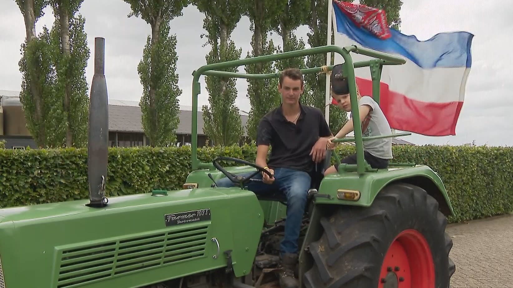 Opmars omgekeerde vlag teken aan de wand: 'Blauw-wit-rood, Nederland in nood'