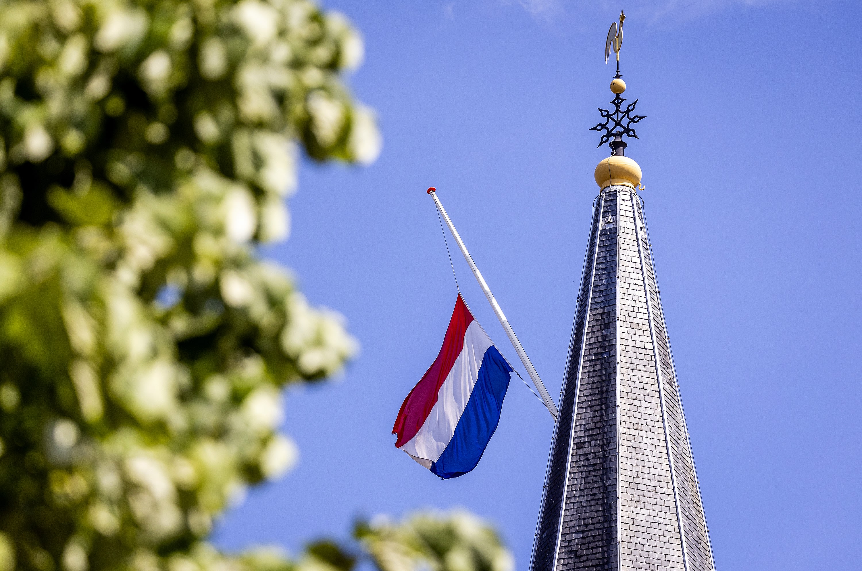 Alblasserdam neemt afscheid van slachtoffers drama zorgboerderij en dodelijk scooterongeluk