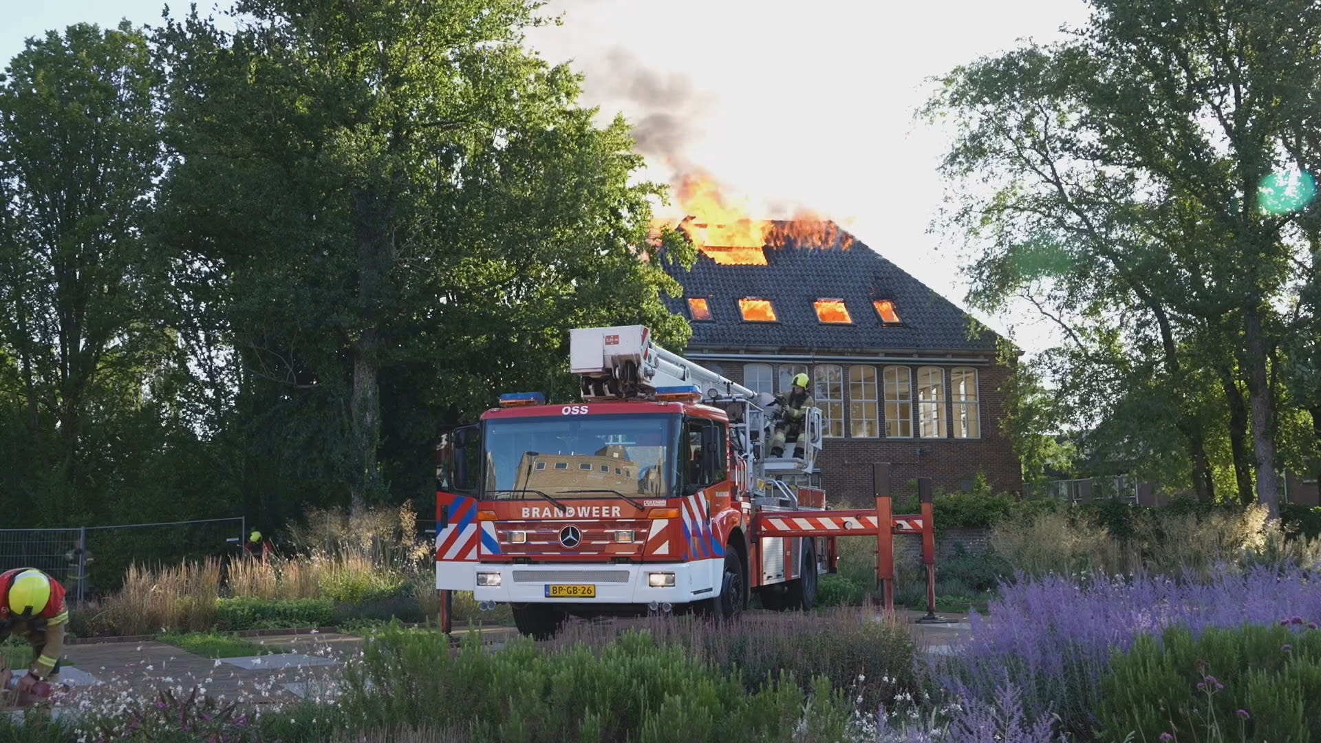 Vlammen slaan uit het dak bij grote brand in monumentaal pand Oss