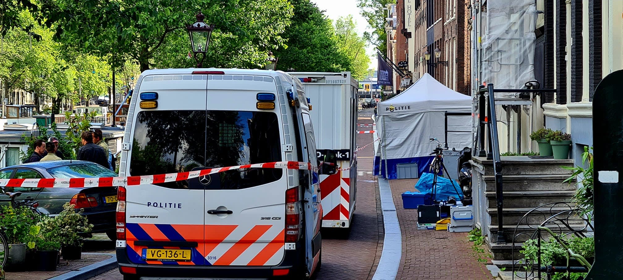 Identiteit dode aan Amsterdamse Singel bekend: verdachte aangehouden