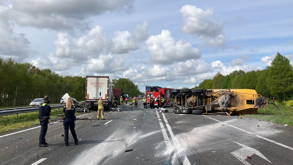 Ravage op de A59: meerdere vrachtwagens op elkaar gebotst, snelweg afgesloten