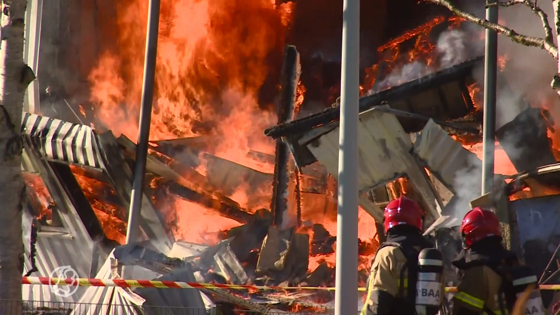 Deel bewoners weer terug na grote brand Amsterdam, katten en hagedis hebben brand niet overleefd