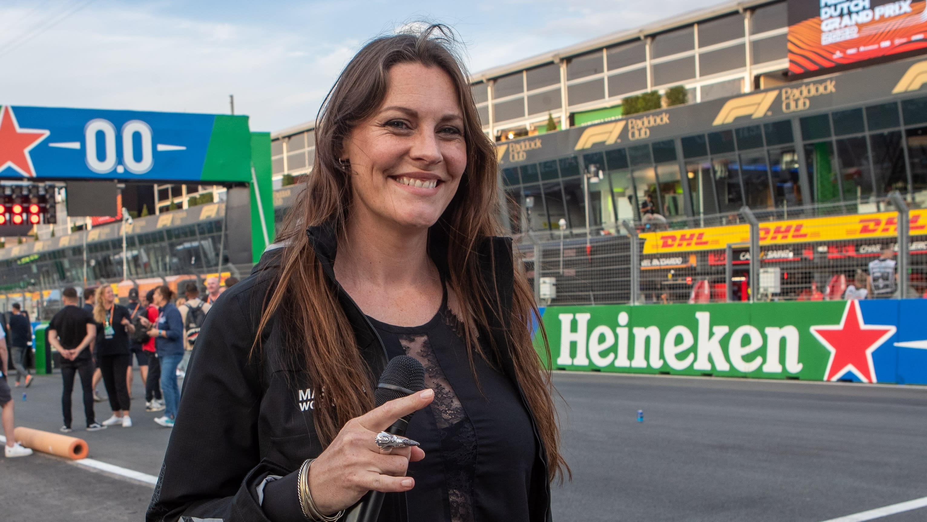 Fans krijgen 'kippenvel' van Wilhelmus door Floor Jansen voor GP Zandvoort