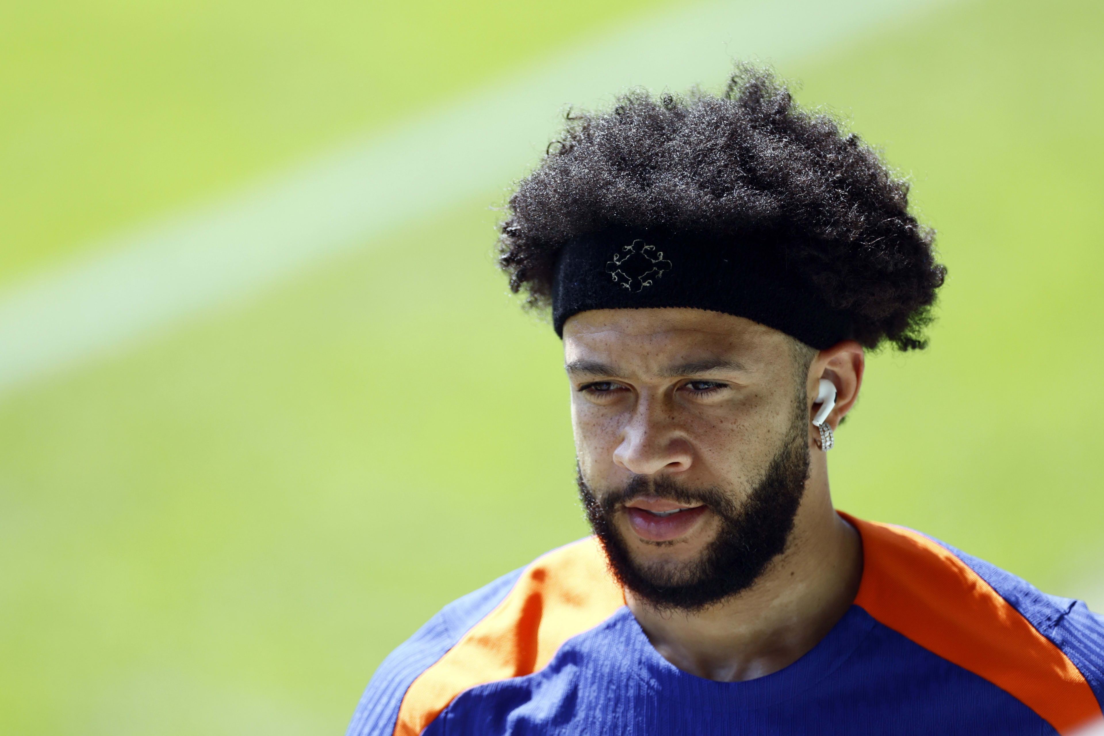 Nieuwe look voor Memphis Depay, met afrokapsel op trainingsveld