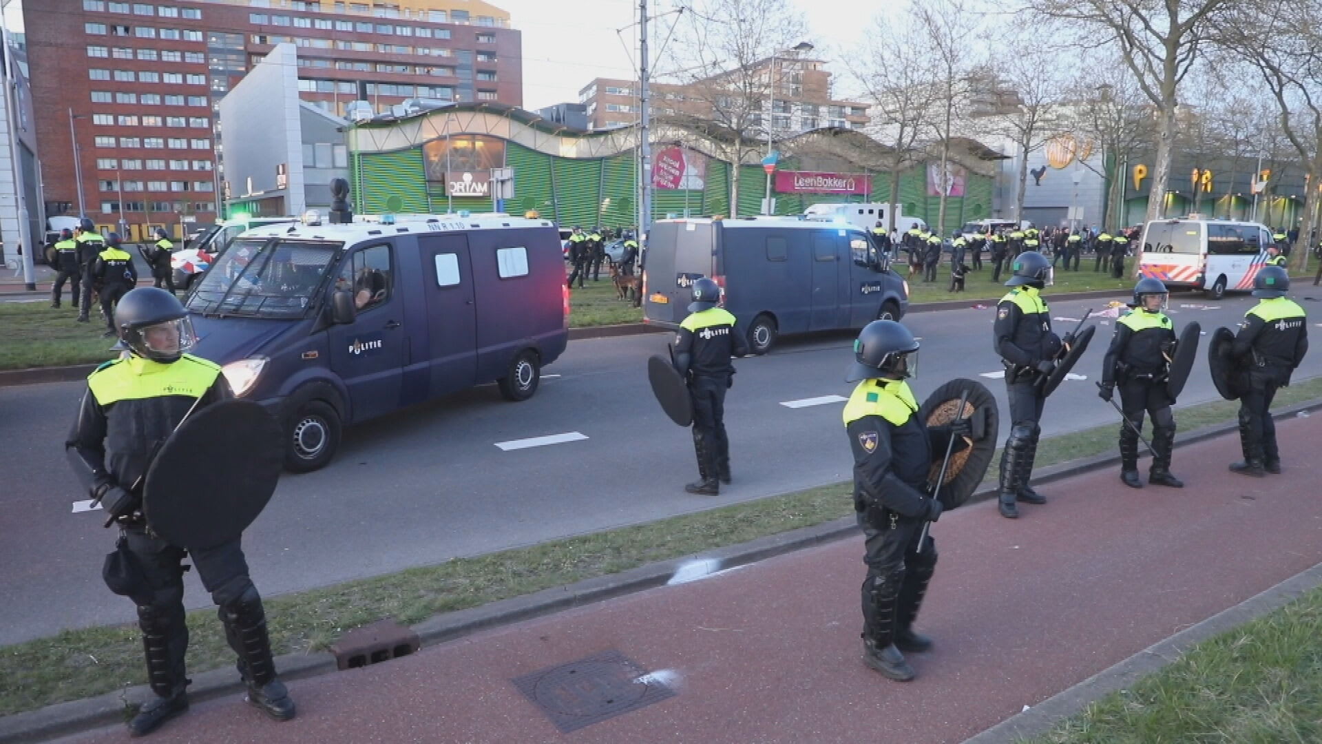 Politie pakt 22 mensen op bij bekerfinale, Ajax-bussen teruggestuurd