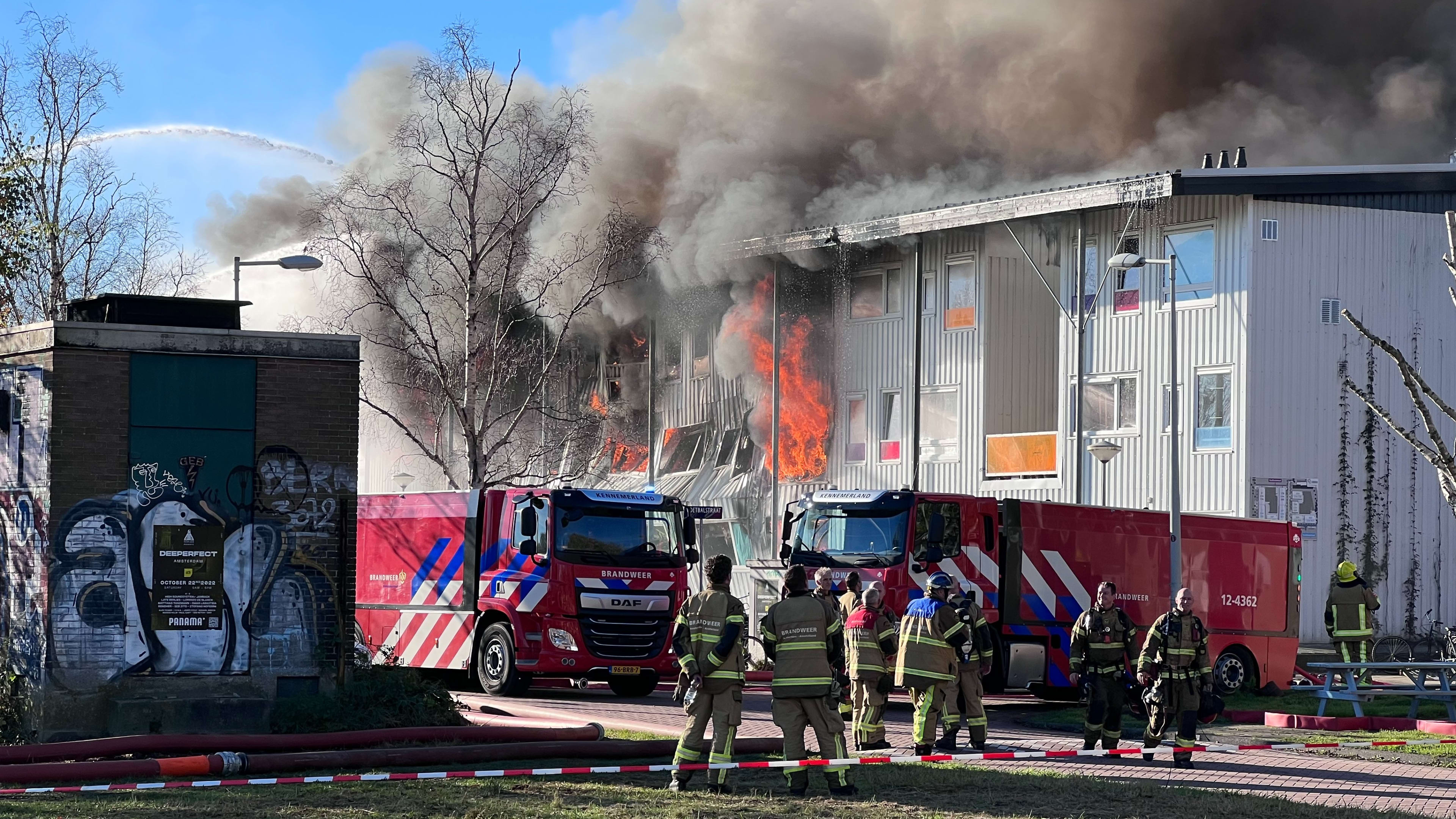 Enorme brand in appartementencomplex mogelijk aangestoken: man (27) aangehouden voor brandstichting