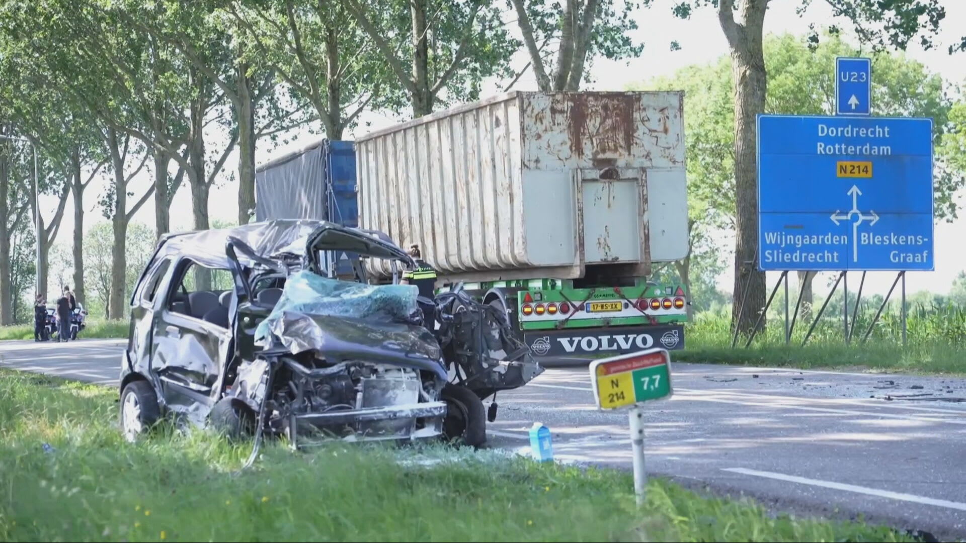 Vrouw (85) overleden na botsing met vrachtwagens op N214 bij Wijngaarden
