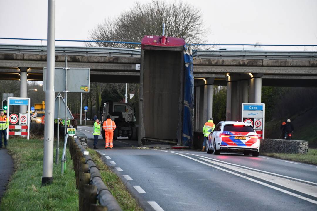 Vrachtwagen blijft steken achter viaduct op N669 bij Goes