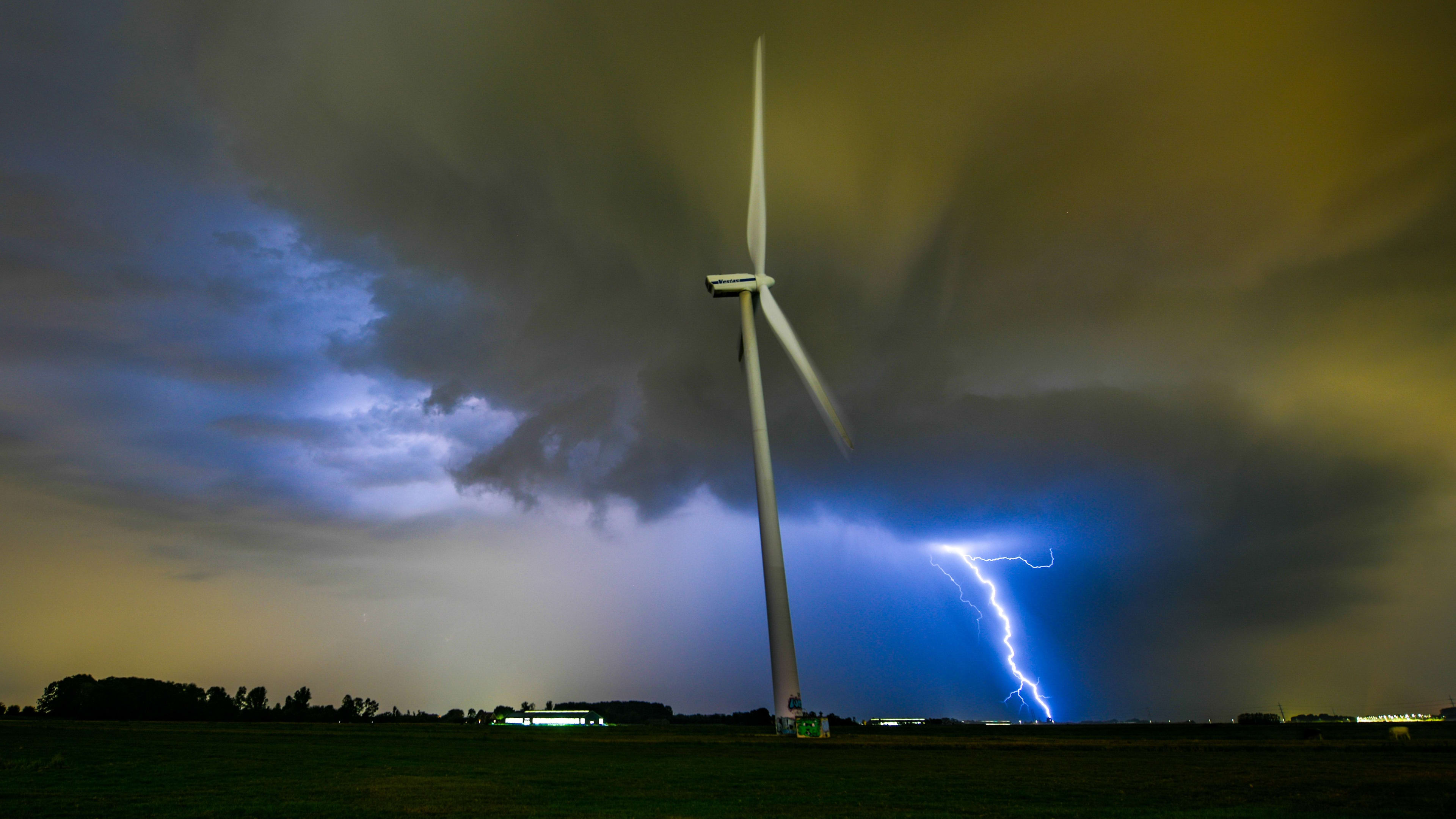 Felle onweersbuien, grote hagelstenen en zware windstoten verwacht: waar en wanneer? 