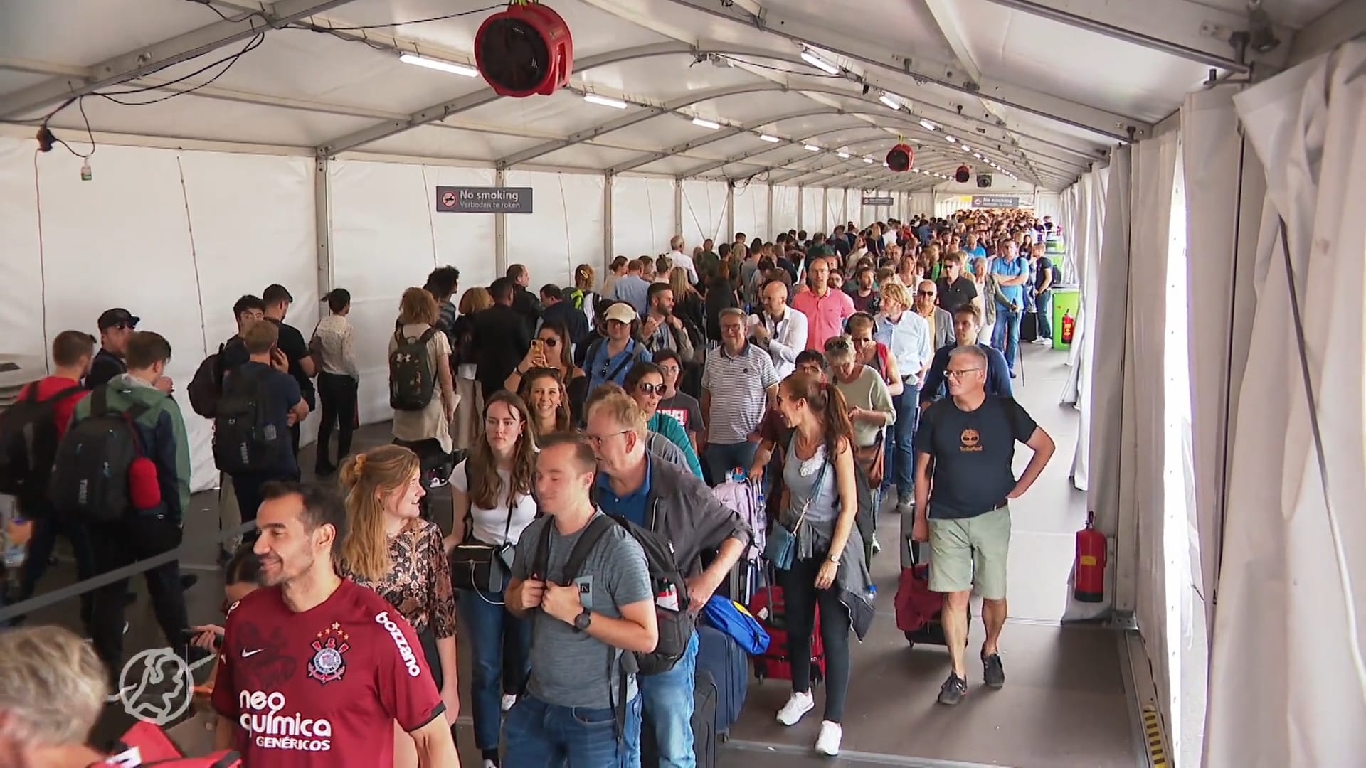 Schiphol waarschuwt voor nieuwe rijen, maar is nu beter voorbereid