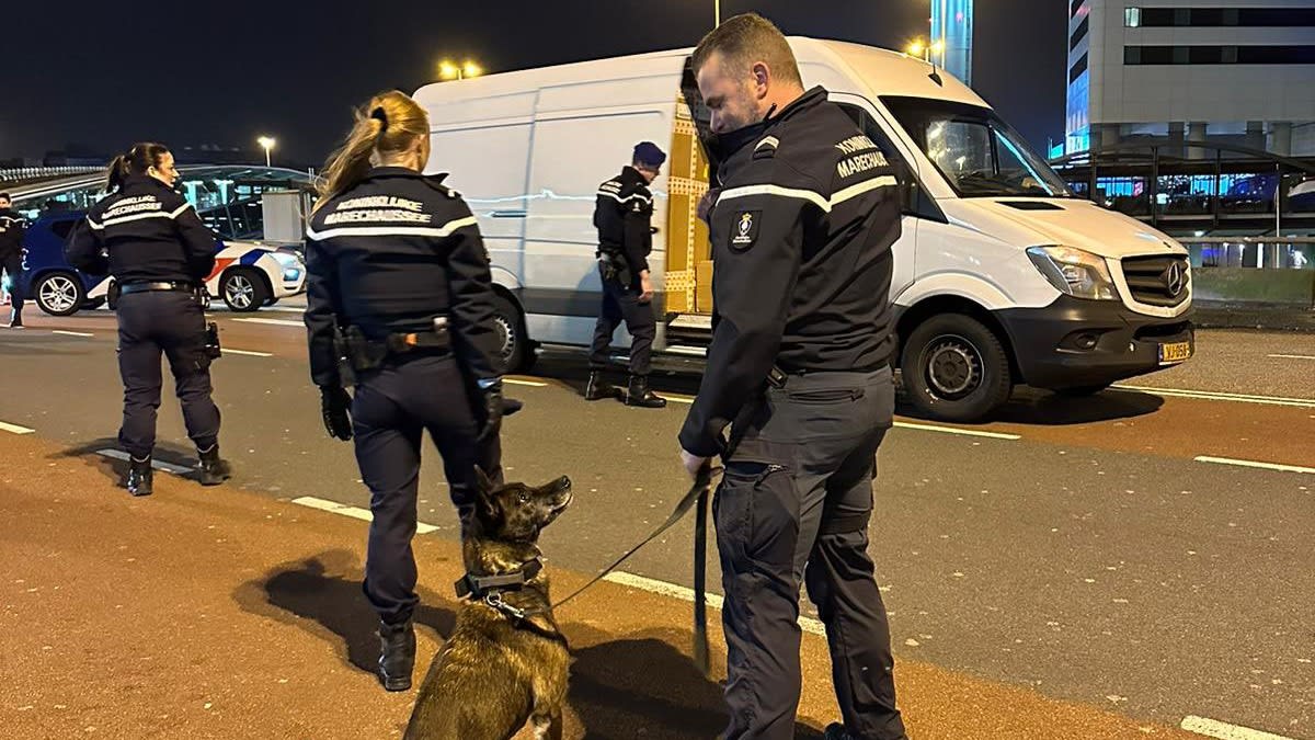 Pakketbezorger laat bestelbus vol pakketjes met draaiende motor achter op Schiphol