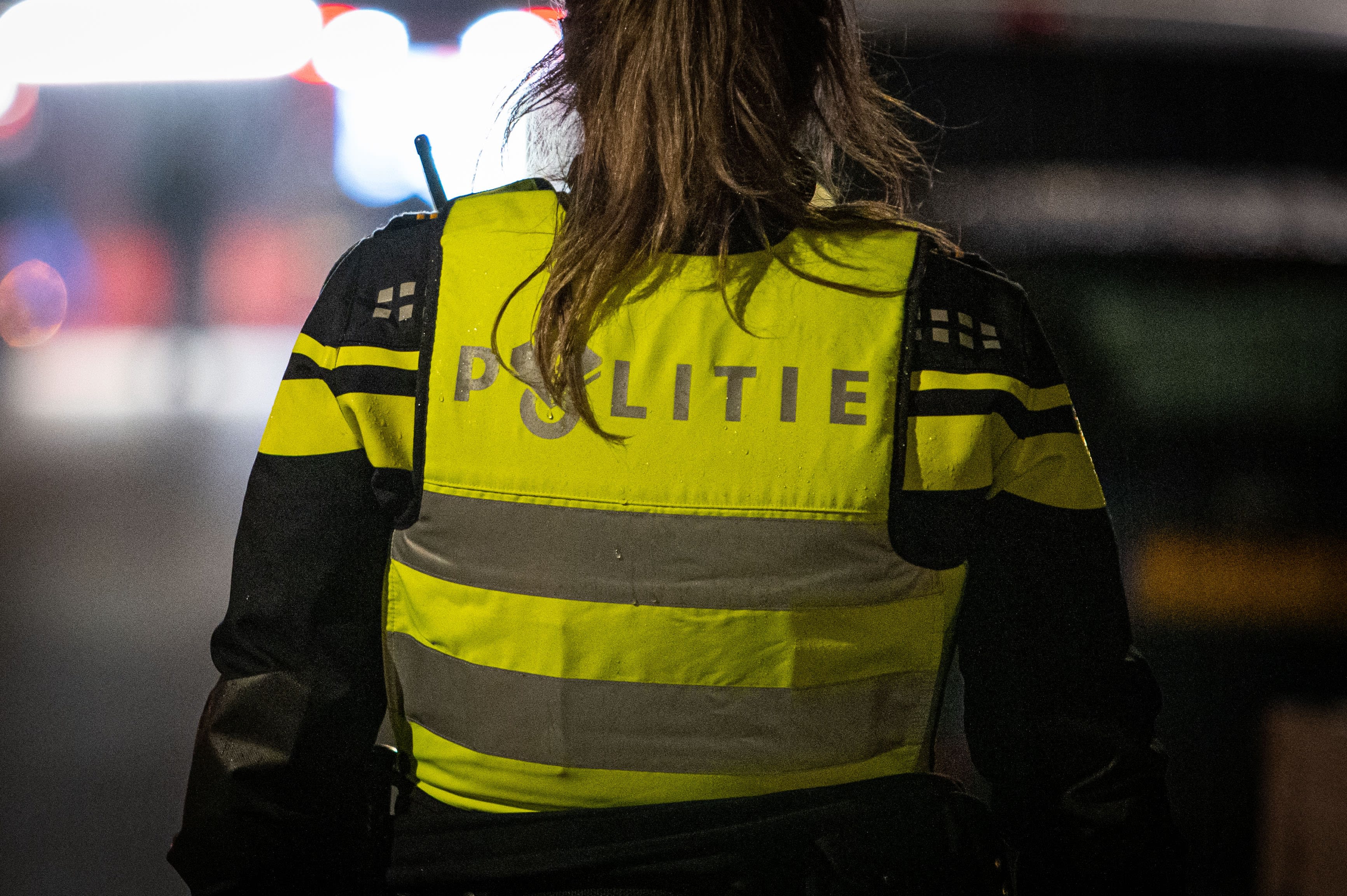 Groep van dertig jongeren omsingelt, bedreigt en bekogelt agenten met vuurwerk