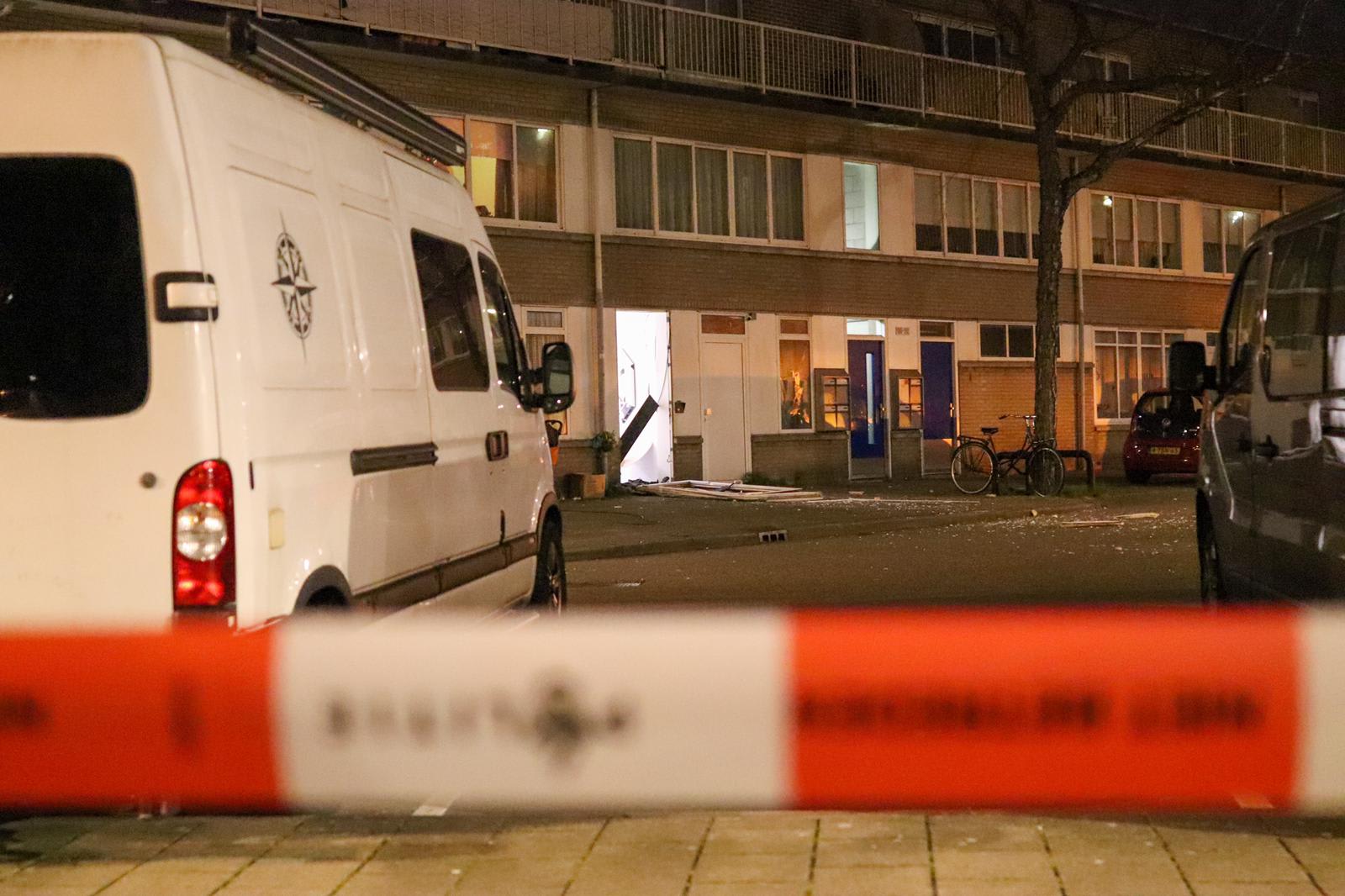 Voordeur uit woning geblazen bij explosie in Amsterdam-Noord