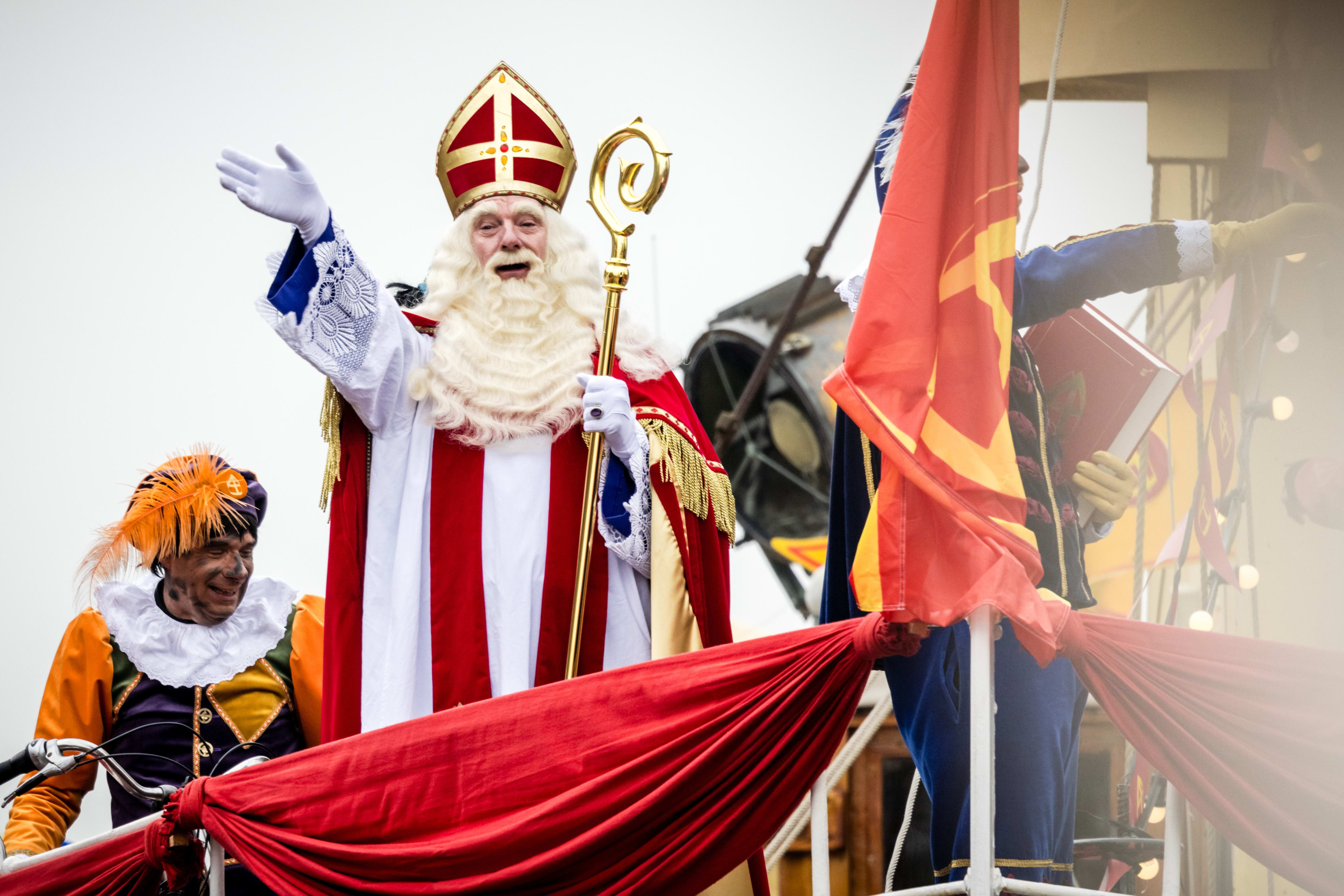 Sinterklaas aangekomen in het land, stoomboot ligt veilig aan de kant