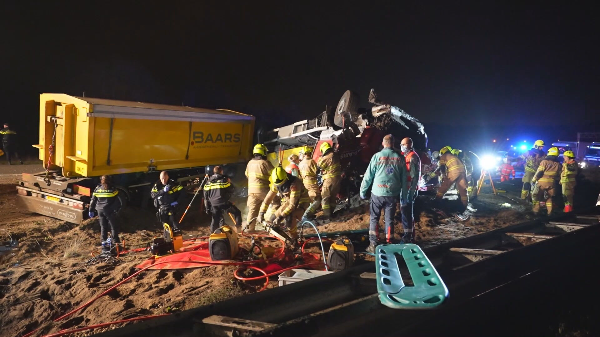 Ravage op snelweg: vrachtwagen met slachtafval knalt door vangrail heen