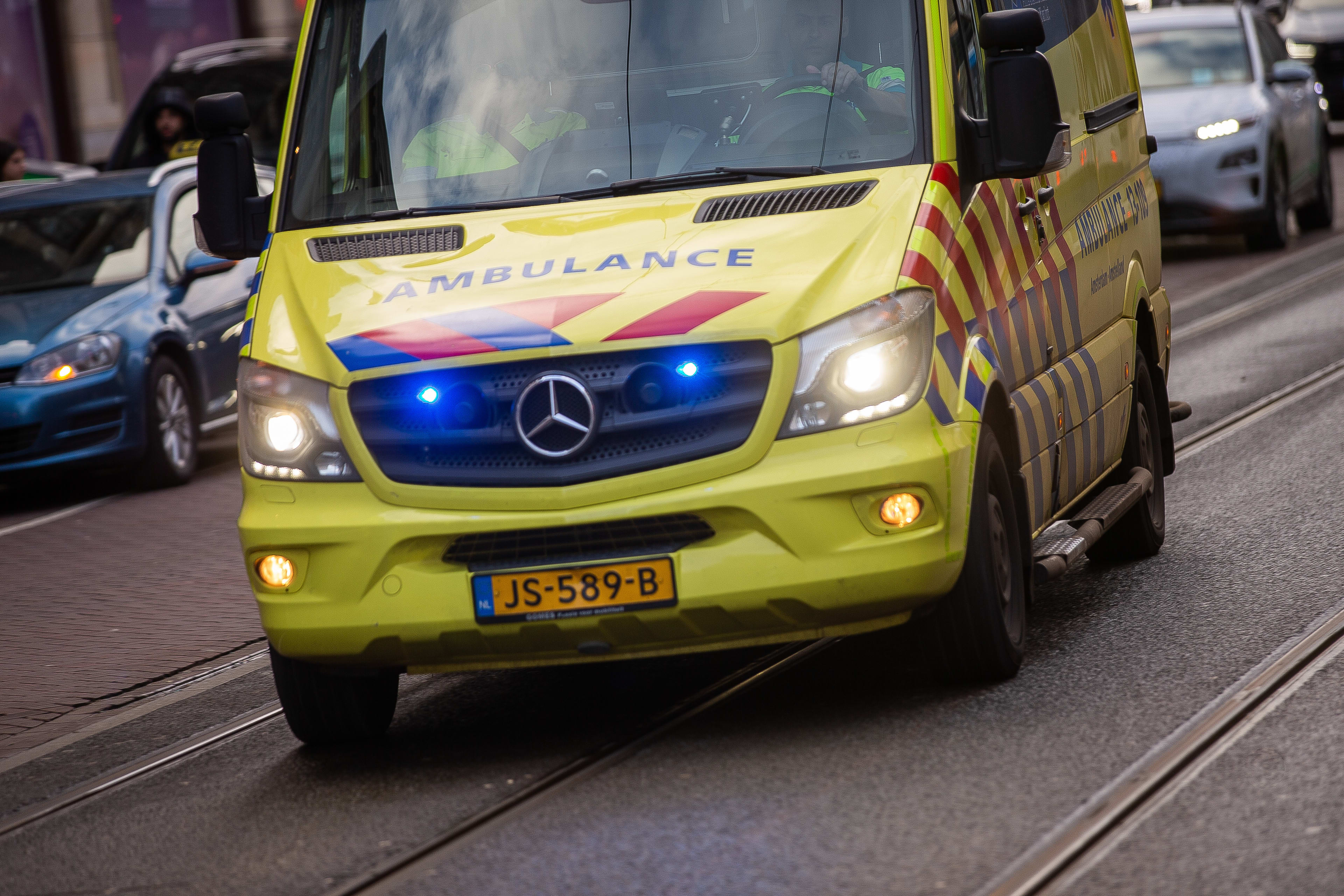 Dode en twee gewonden bij ernstig ongeval met drie voertuigen op N322 bij Winssen