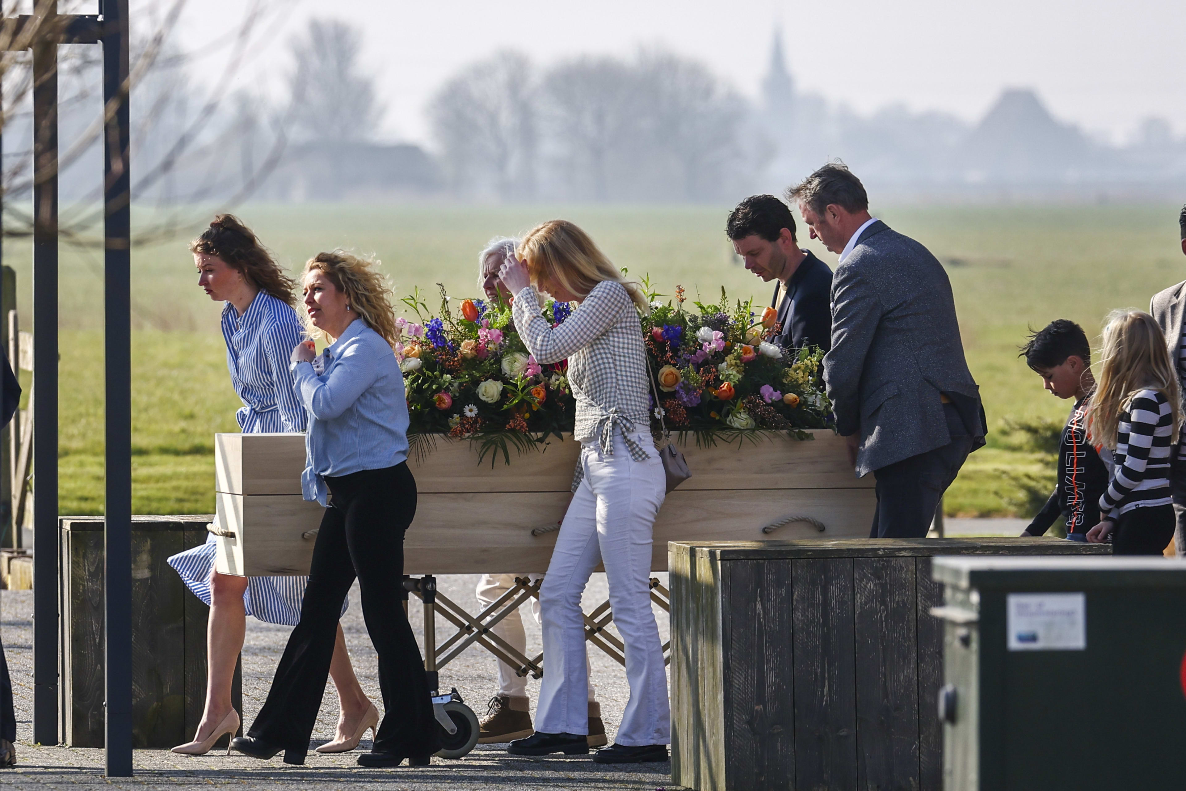 Familie en vrienden nemen afscheid van Piet Paulusma: 'Altijd in onze gedachten'