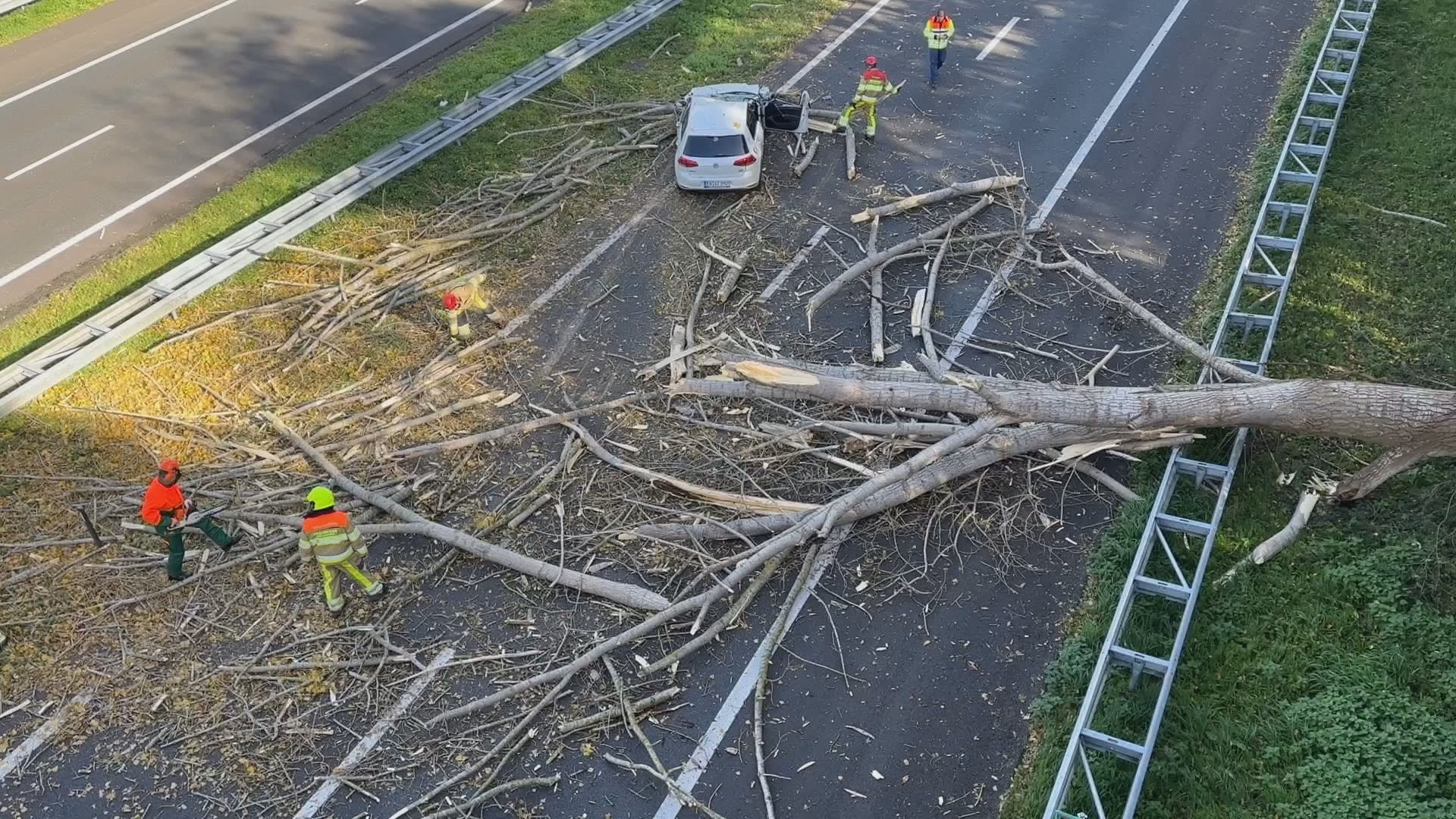 Duitse automobilist verrast door storm Ciarán op A79 bij Meerssen