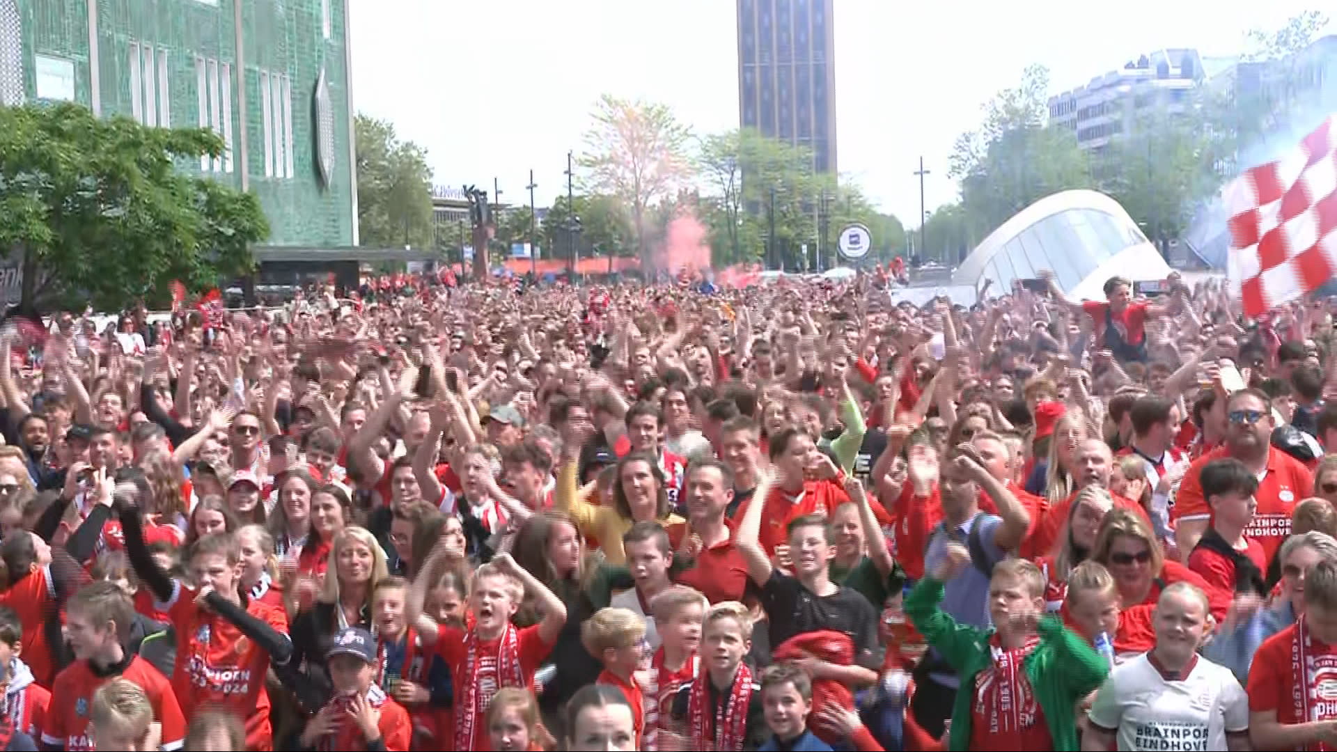 Duizenden PSV-fans kijken in Eindhoven met geknepen billen naar kampioenswedstrijd