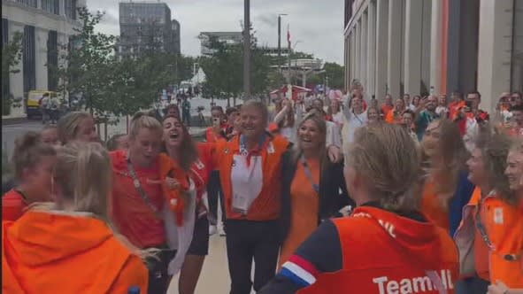 Van links naar rechts! Koningspaar host erop los in het Olympisch dorp