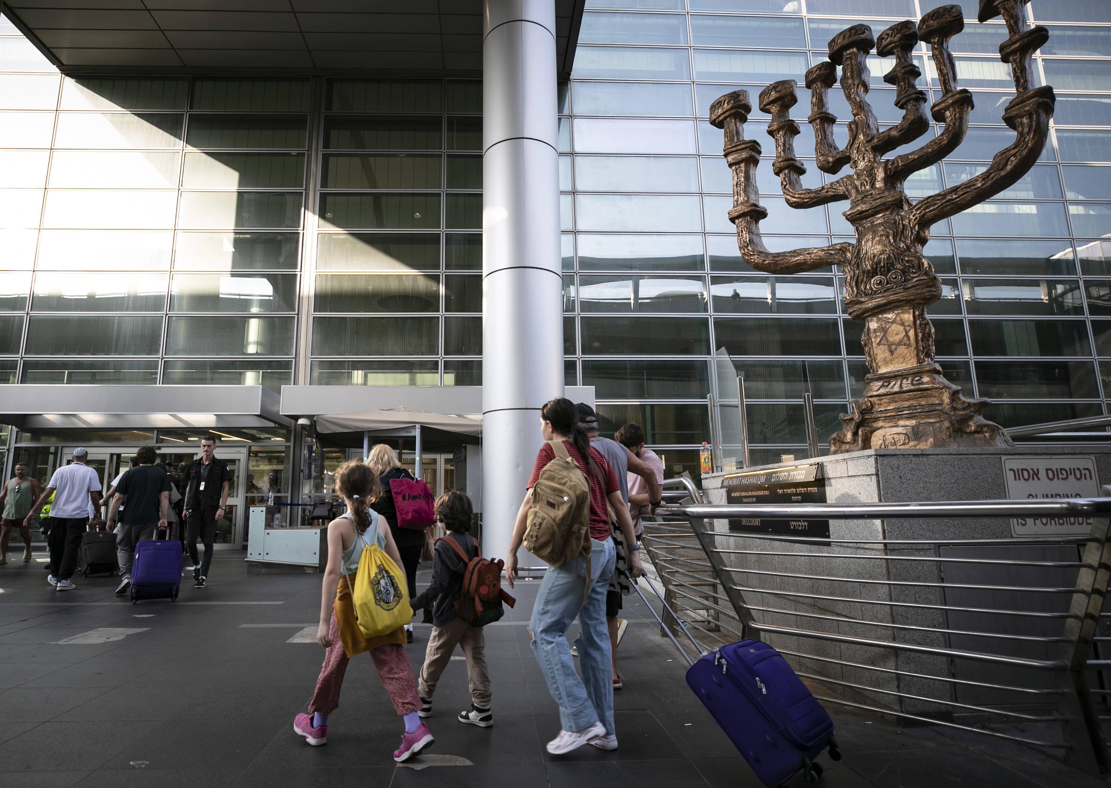 Kabinet bekijkt mogelijkheden om Nederlanders uit Israël te halen