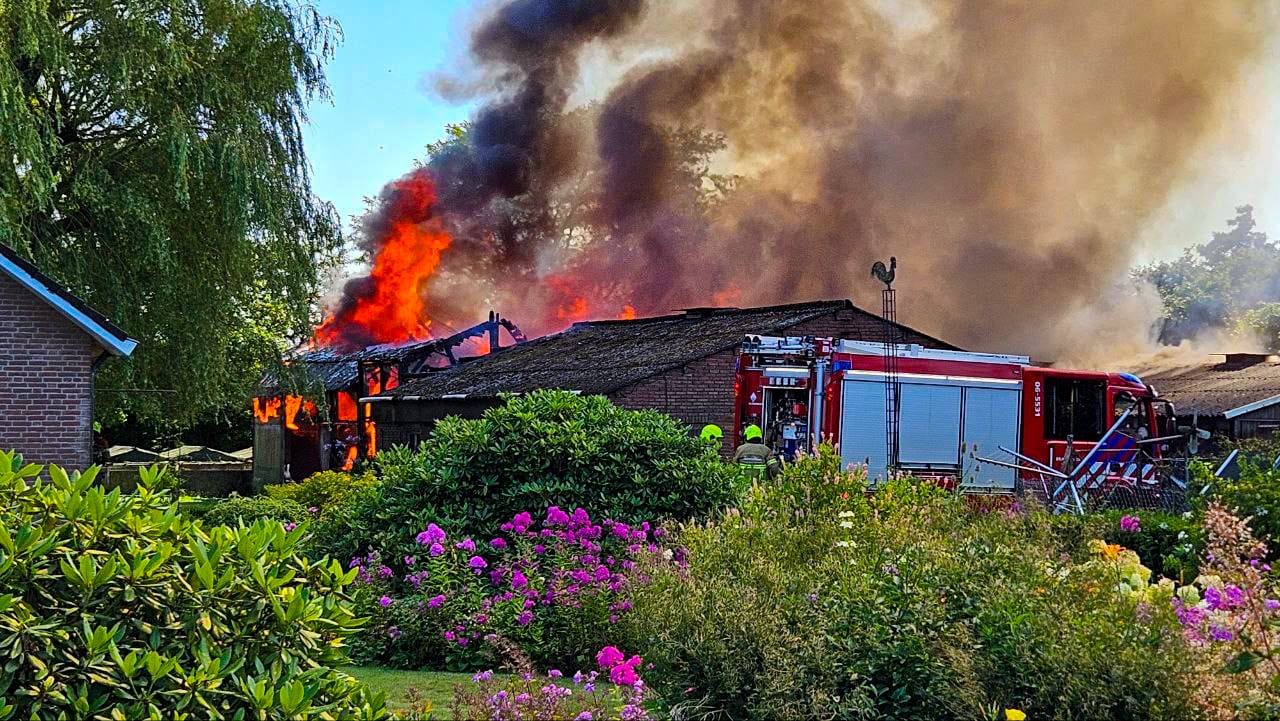 Brandweer redt tientallen kippen bij zeer grote uitslaande brand in Terborg