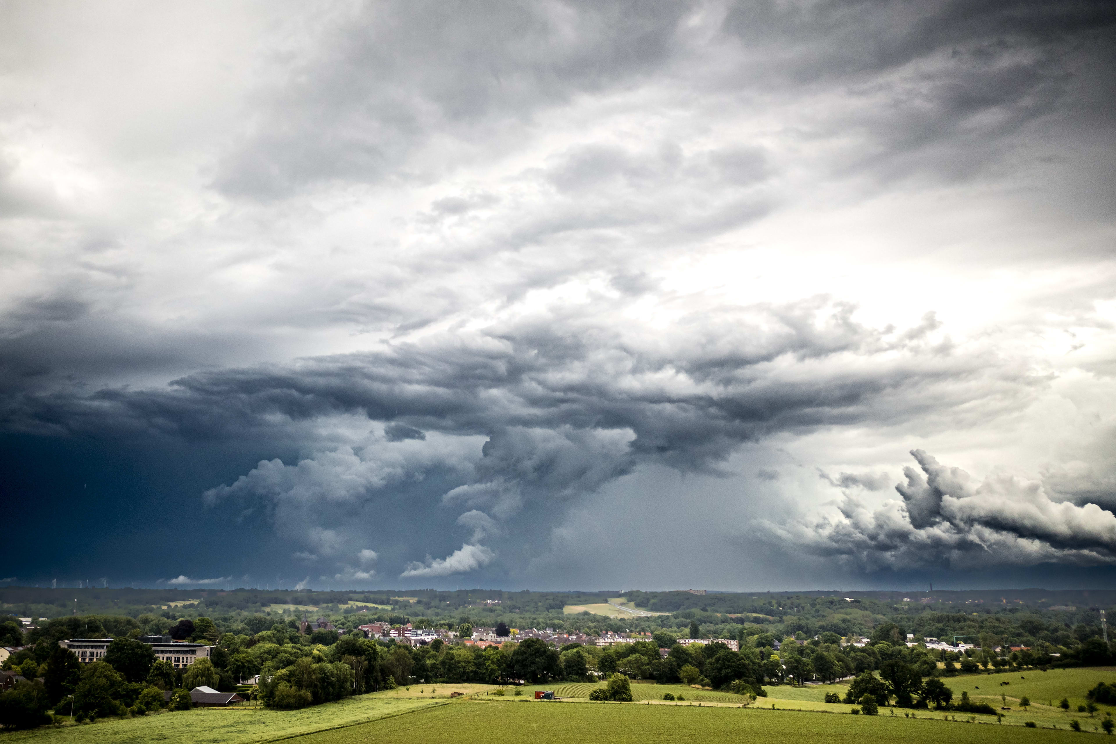 Noodweer in Nederland: waar vallen vandaag de zwaarste buien?