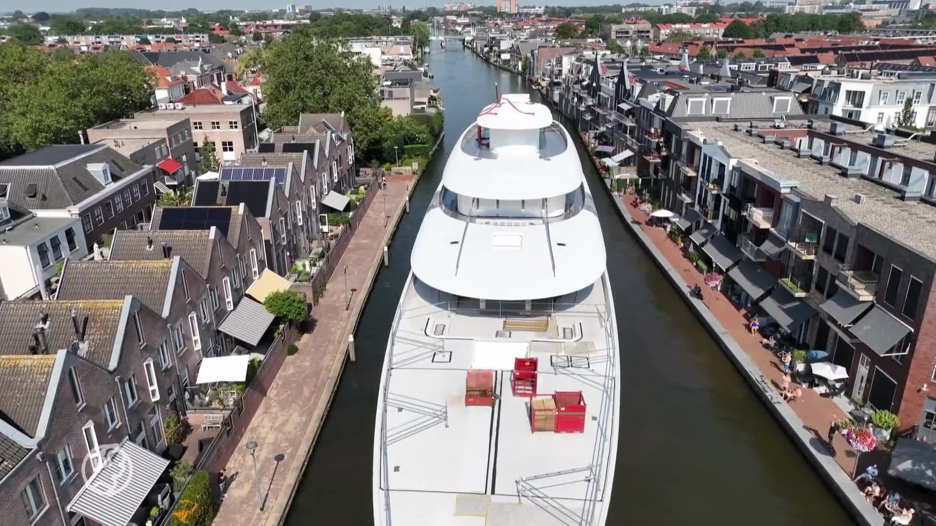 Superjacht Feadship vaart met honderd meter lang schip door de Oude Rijn
