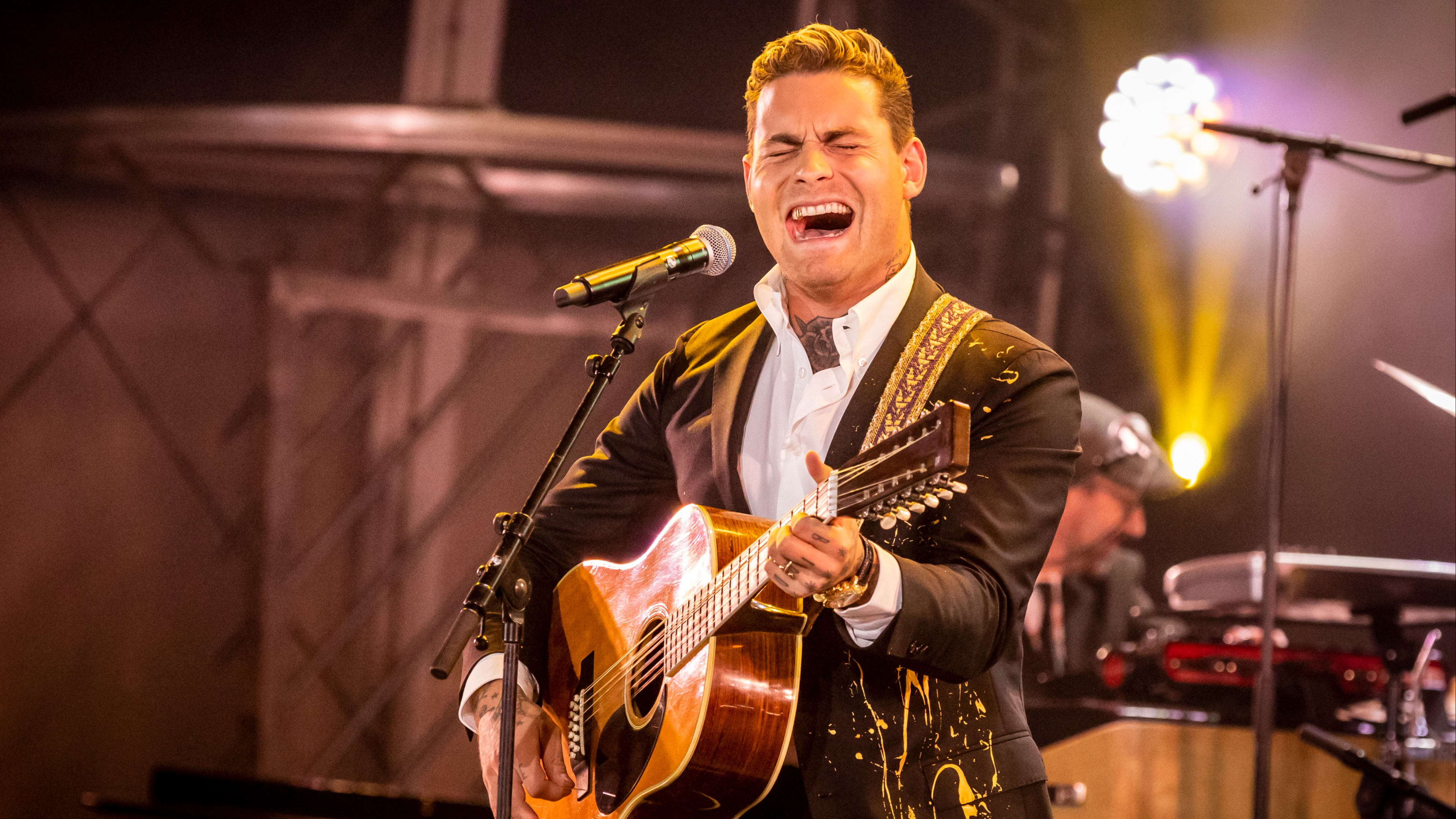 Douwe Bob houdt hersenschudding en boete over na botsing met flitsbezorger