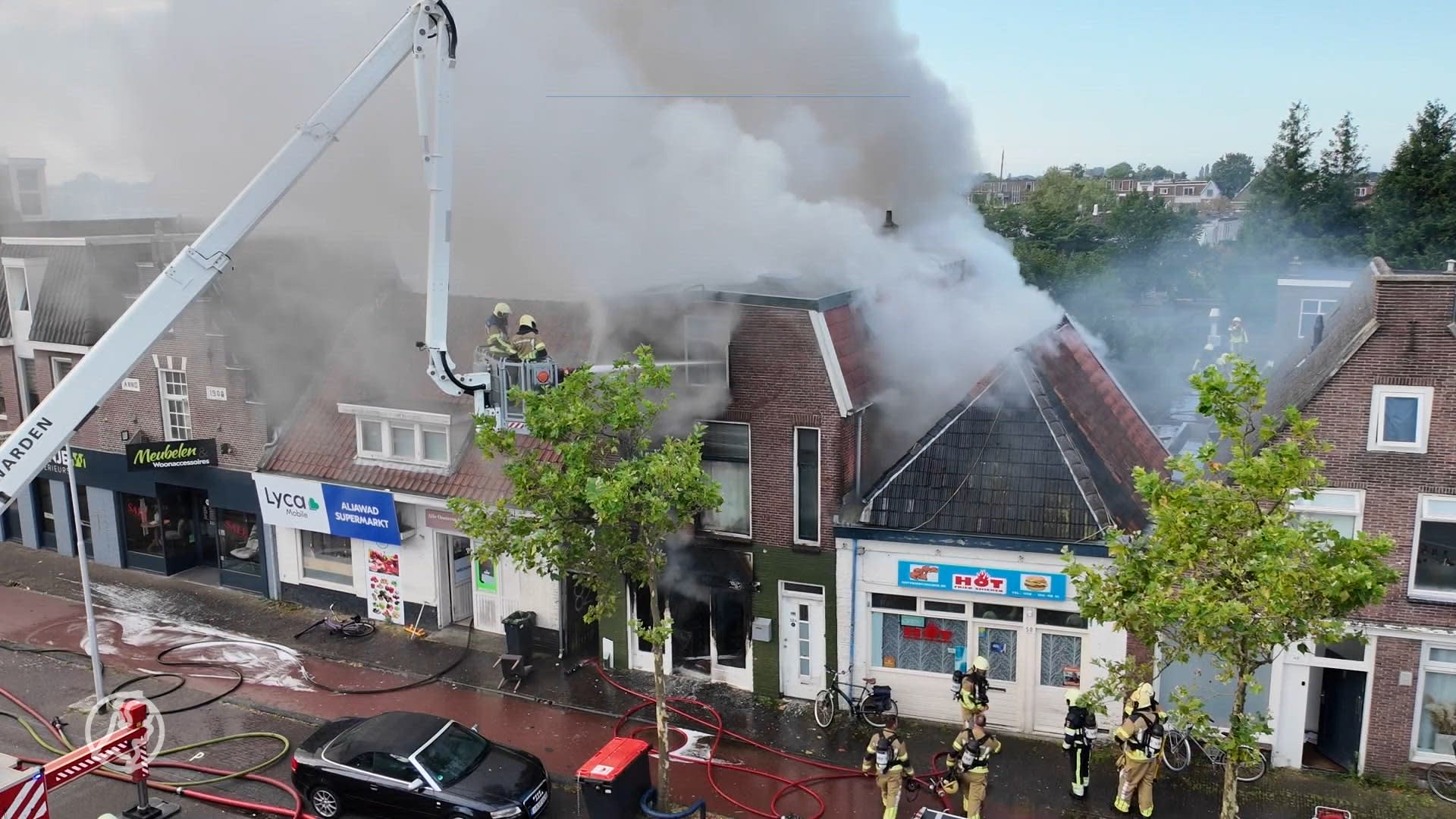 Uitslaande brand in pizzeria Leeuwarden: 'Onduidelijk of er mensen in het pand zijn'