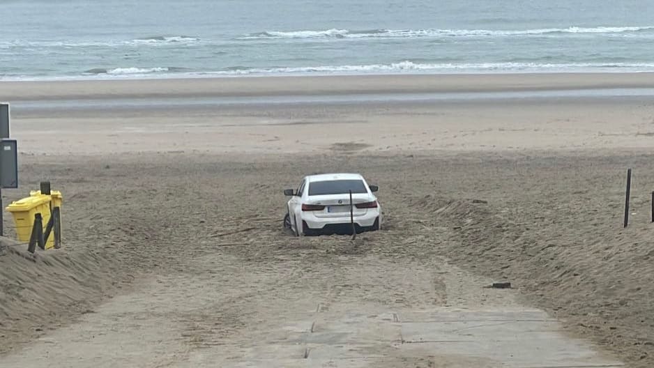 Toerist in BMW rijdt zich vast op strand van Noordwijk