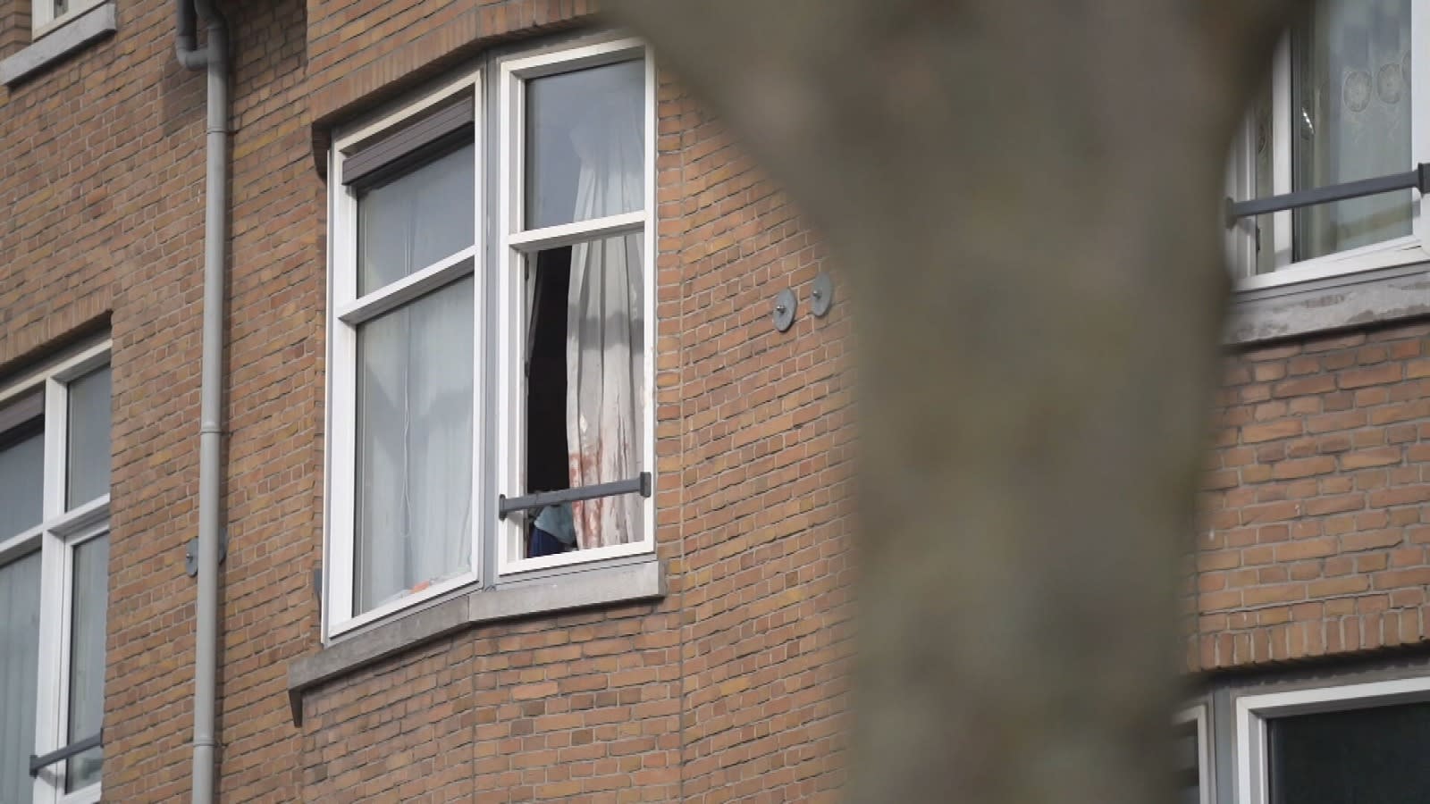 Dode vrouw (47) en zwaargewonde man (50) gevonden bij woning in Rotterdam