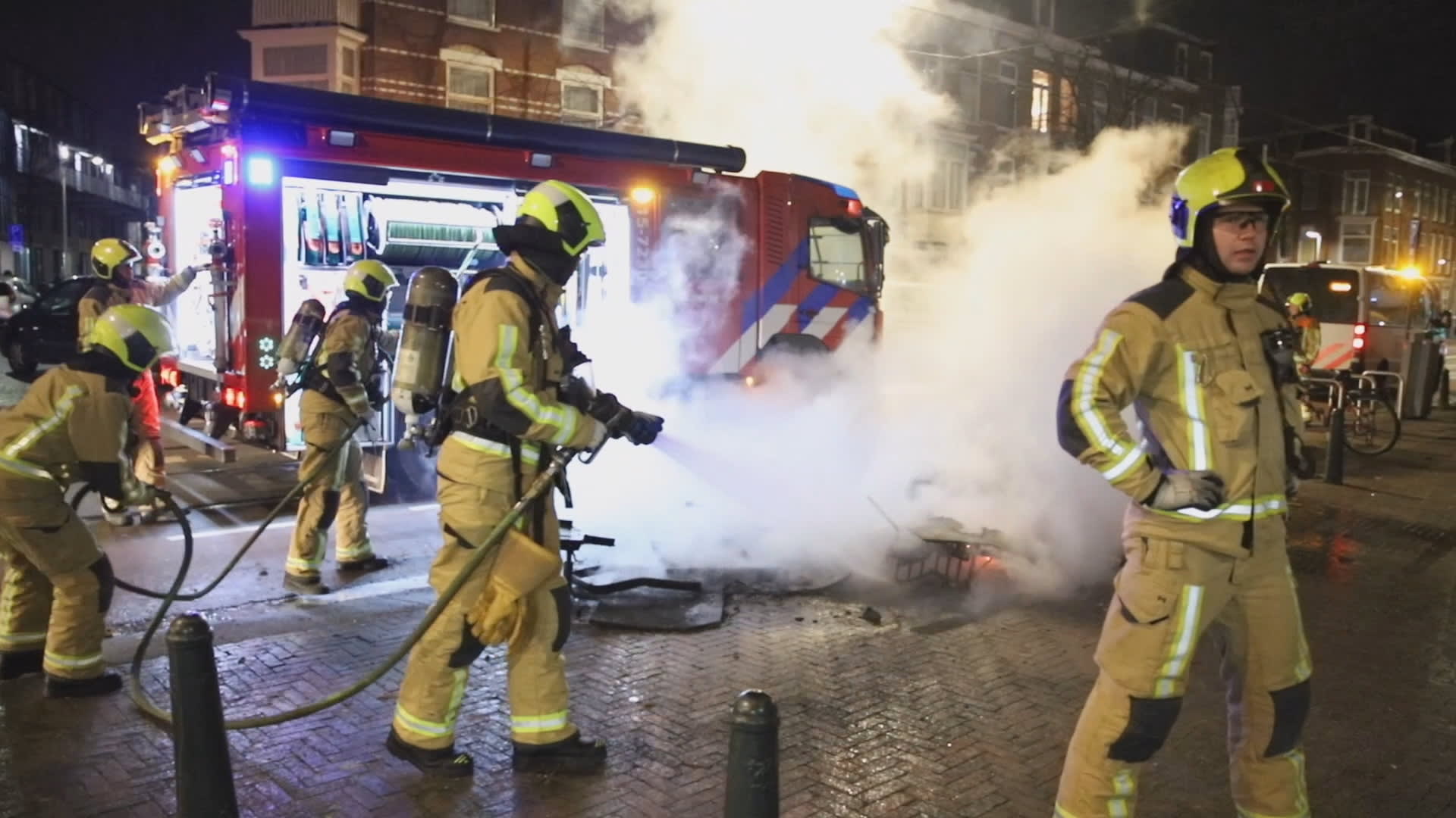 Hulpdiensten opnieuw bekogeld met vuurwerk bij brandjes op straat Den Haag