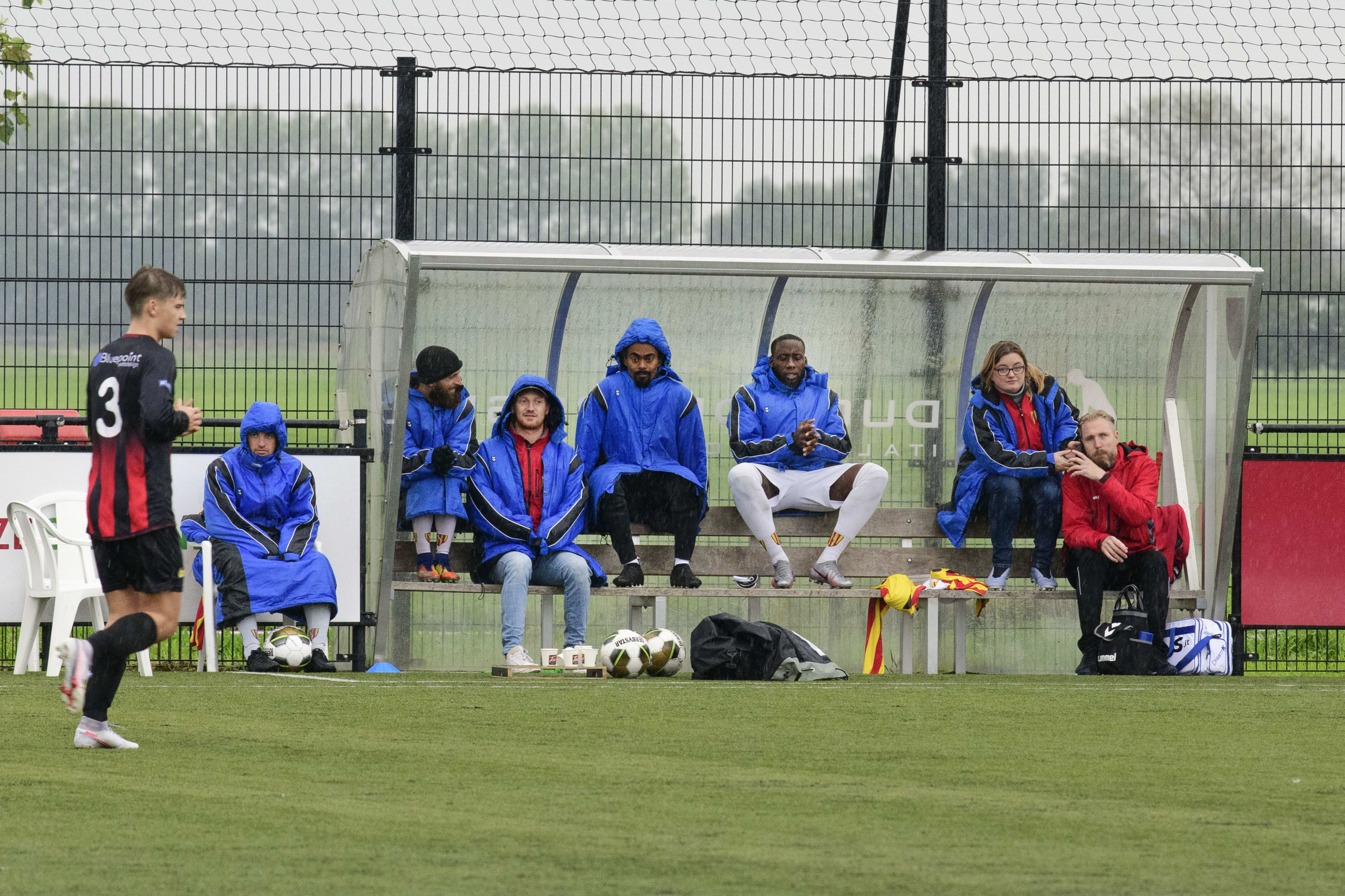 Steeds meer wedstrijden in amateurvoetbal afgelast, KNVB wil zoveel mogelijk doorspelen