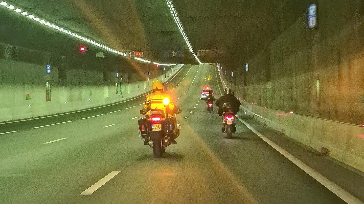 Spookrijdende Italiaanse toeristen op deelscooters uit Coentunnel gehaald