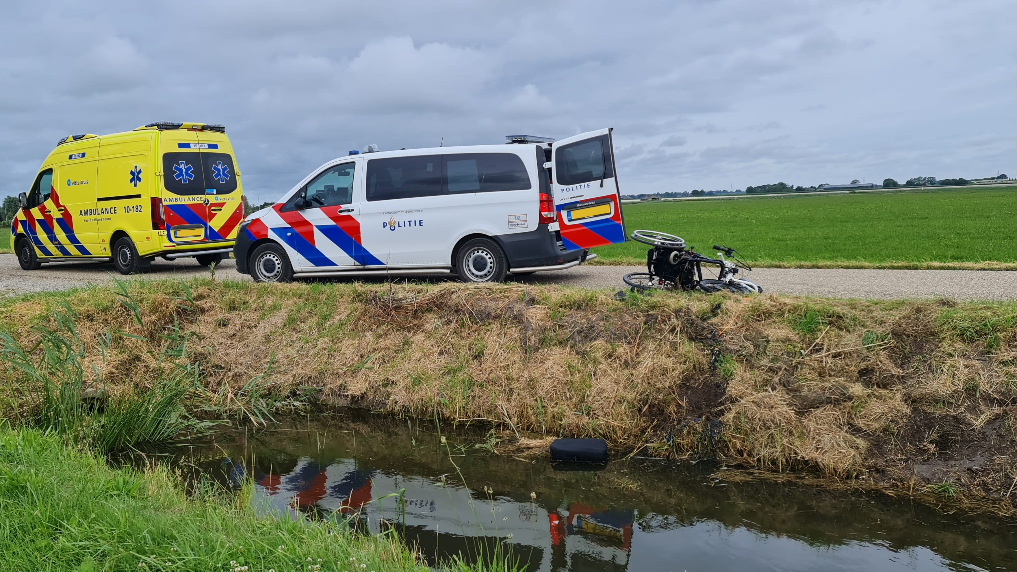 Gehandicapte man ligt hele nacht in sloot na ongeluk met rolstoel