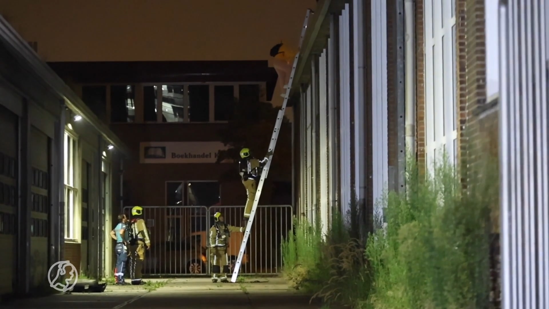 Brandweer redt bewoners van dak bij brand in Rijswijk