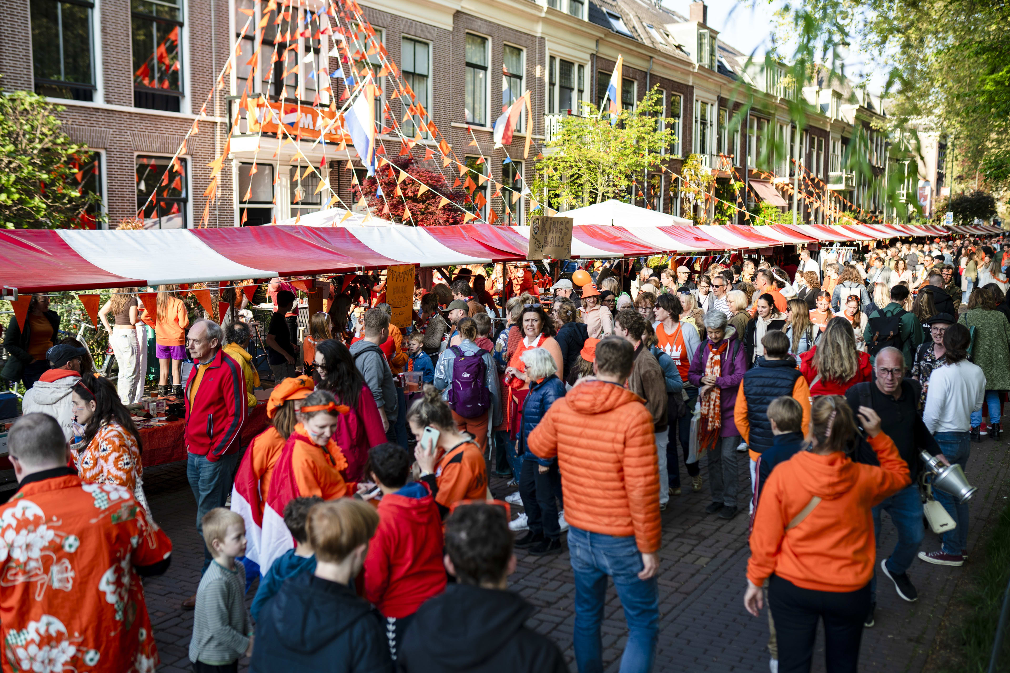 Binnenstad Utrecht overvol tijdens koningsnacht: 'Kom niet meer naar de stad!'