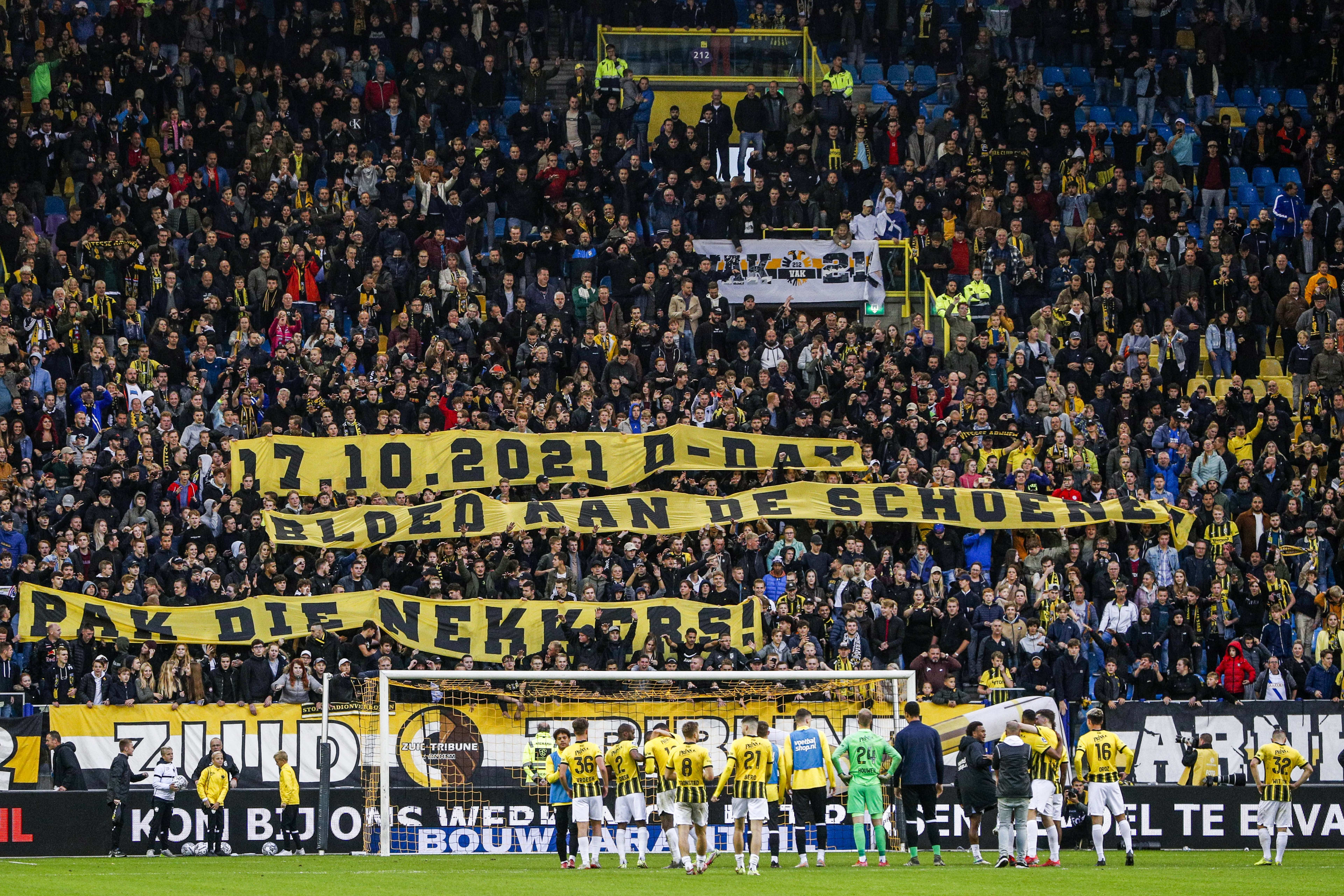 Supporters NEC en Vitesse bestoken elkaar met slachtafval