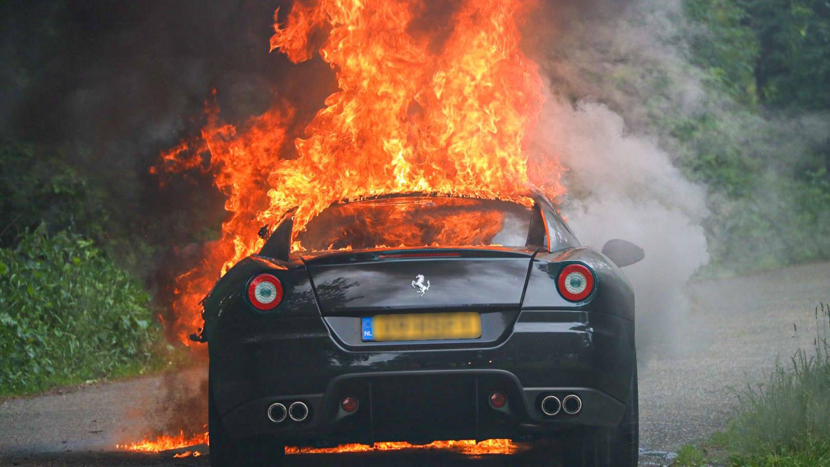 Peperdure Ferrari compleet in vlammen op, eigenaar moet hulpeloos toekijken