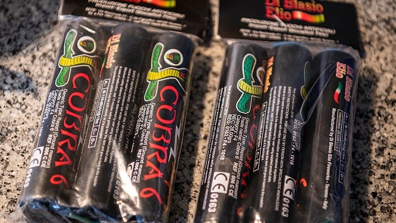 Vrouw mist deel hand door naar binnen gegooid illegaal vuurwerk