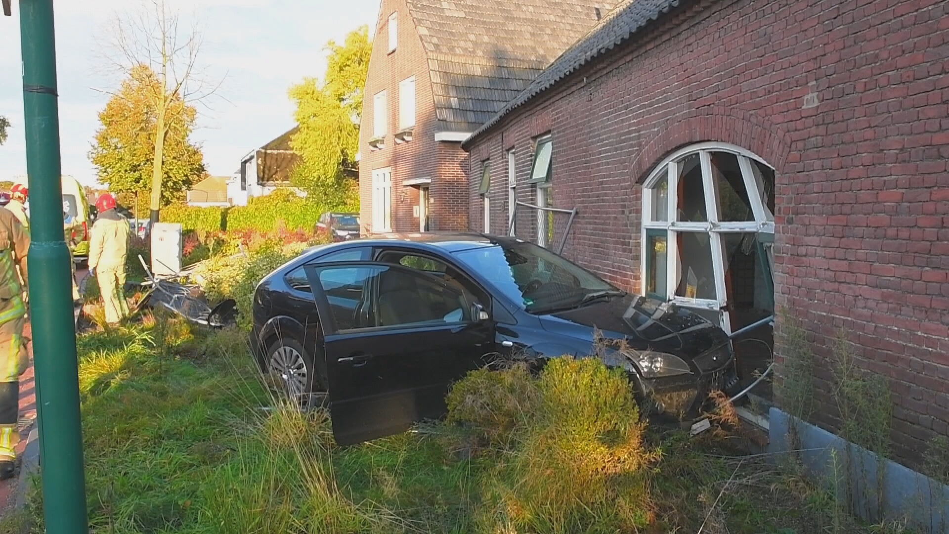 Automobiliste knalt tegen woonboerderij Bergeijk