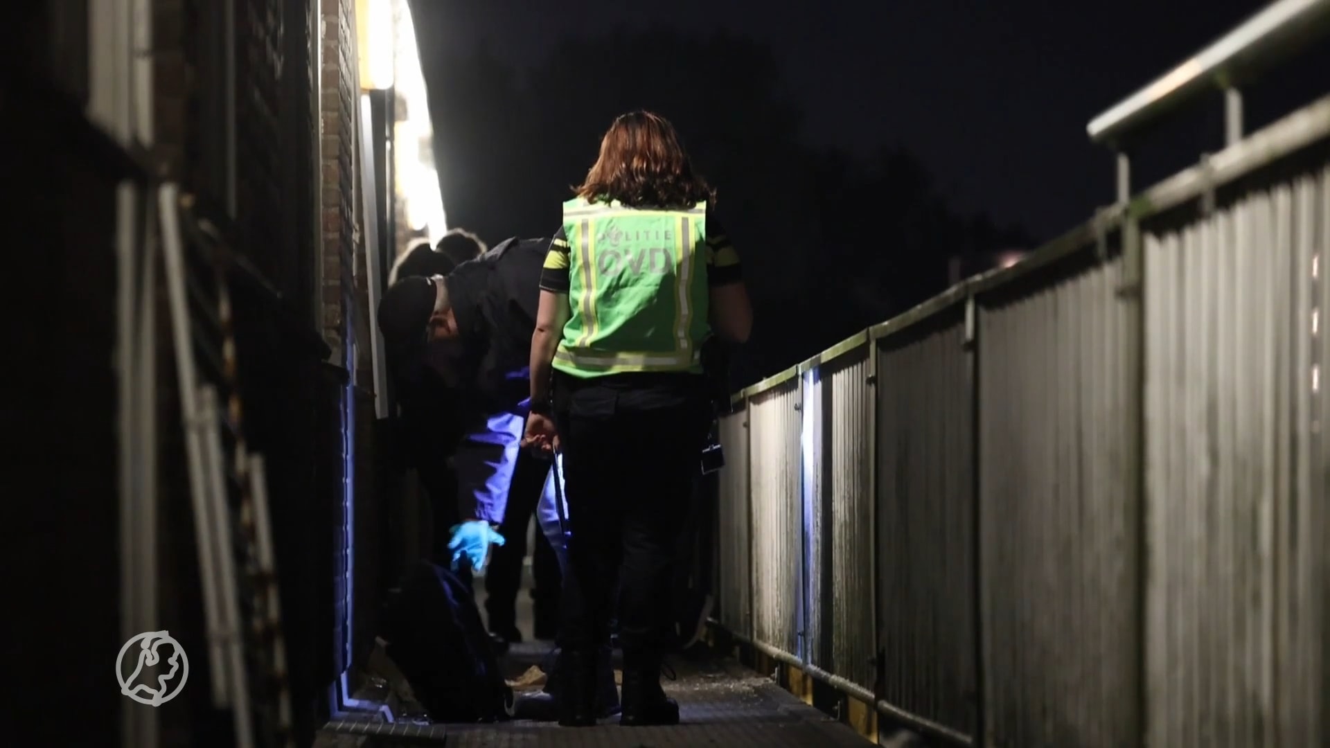 Voordeur uit woning Rotterdam geblazen, bewoner komt met schrik vrij