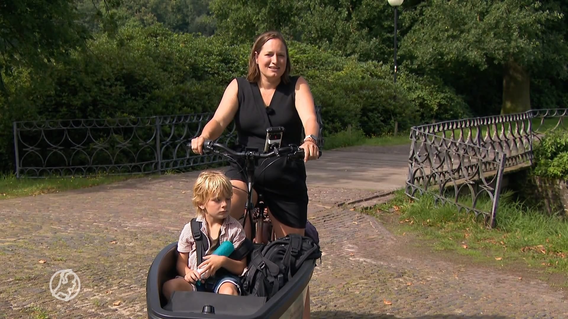 Ongeneeslijk zieke moeder Judith fietst rondje Nederland met zoon voor onderzoek