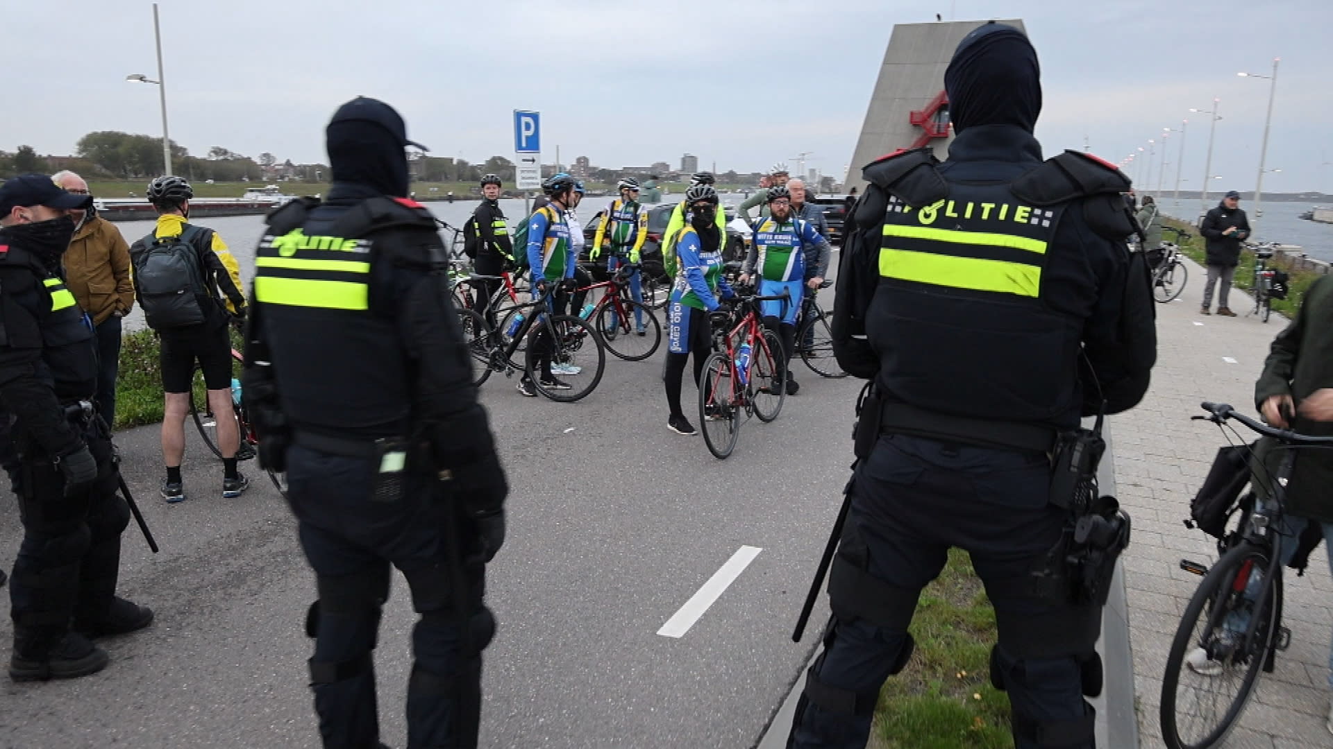 Politie verwijdert klimaatactivisten XR bij demonstratie Zeesluis IJmuiden 