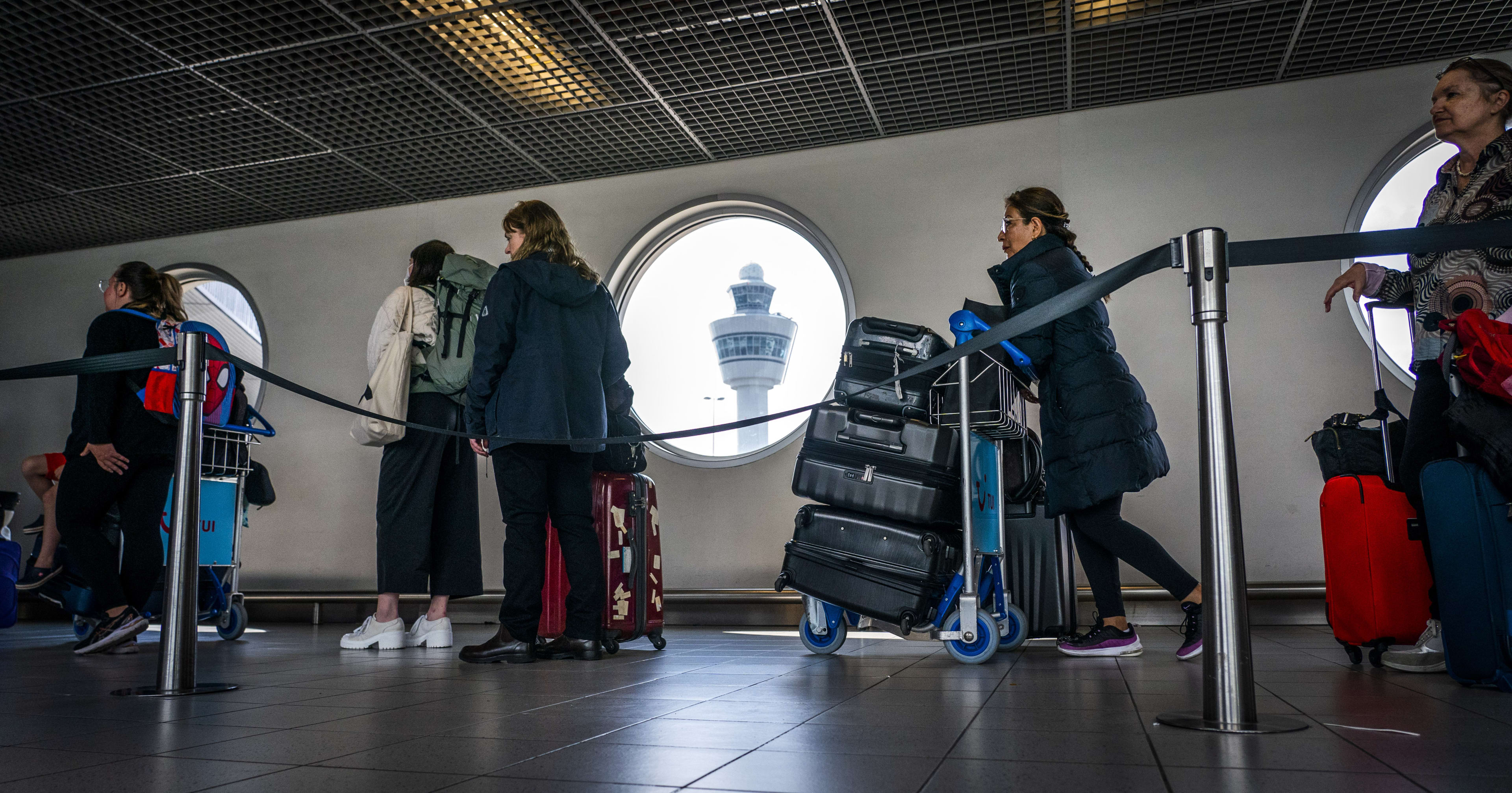 Schiphol ook op zondag extra druk, tientallen annuleringen verwacht